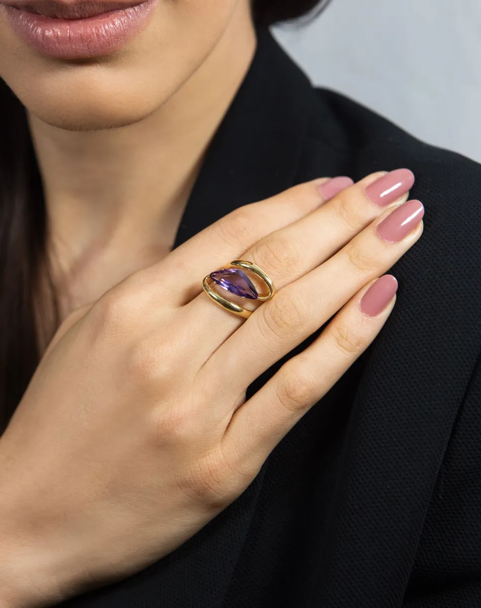 Anel de Ouro 18k aro curvas polidas com gema irregular de Ametista