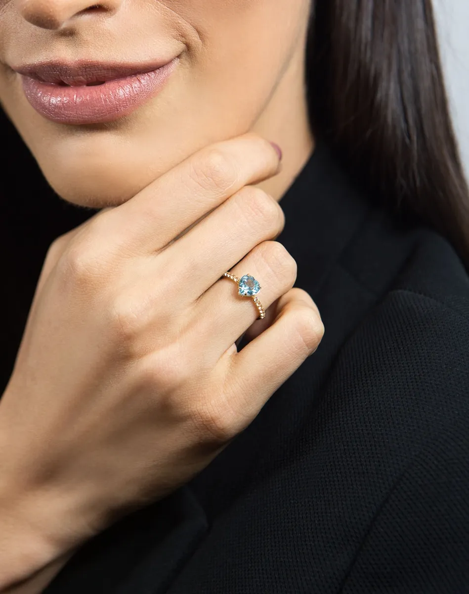 Anel de Ouro 18k meio aro de Topázio branco e coração de Topázio Sky