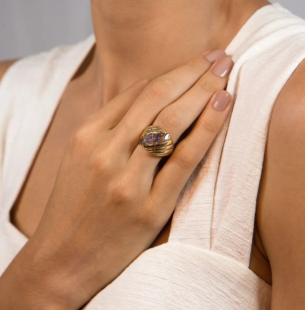 Anel de Ouro 18k vazado com gemas de Iolita