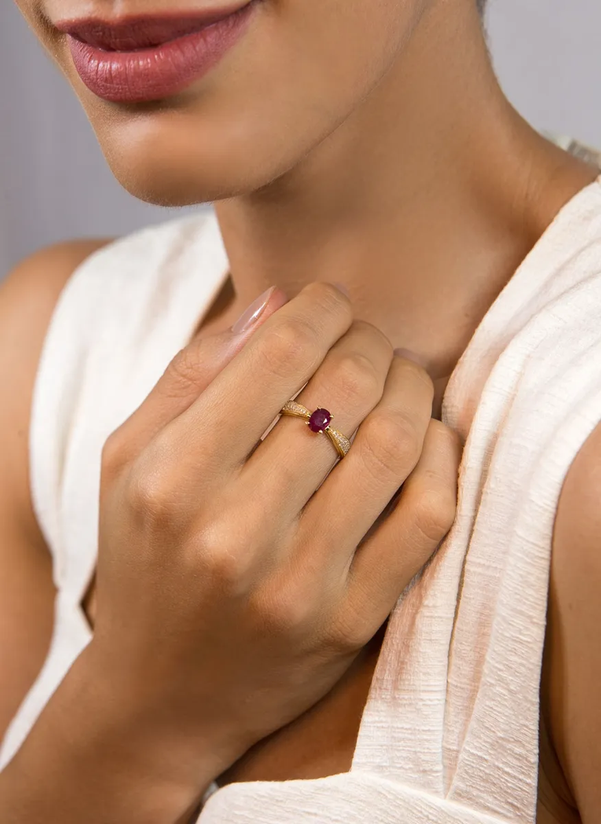 Anel de Ouro 18k aro com Diamantes e gota oval de Rubi