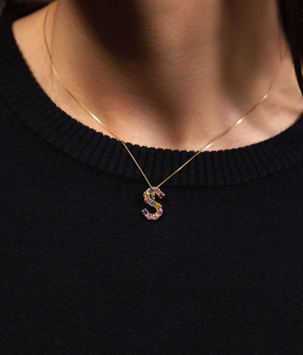 Pingente ouro amarelo 18k letra S com 11 gemas de Safiras coloridas