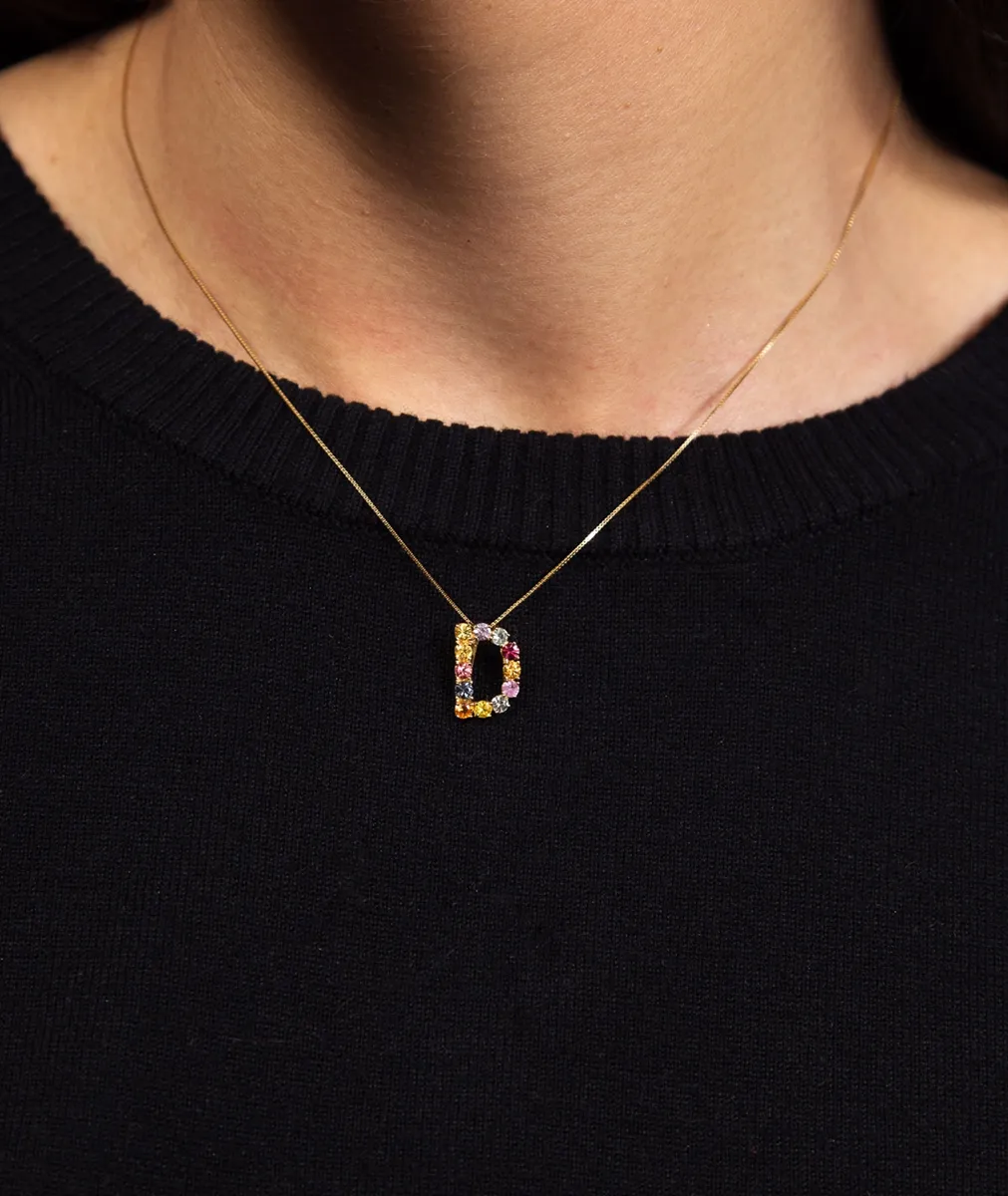 Pingente ouro amarelo 18k letra D com 12 gemas de Safiras coloridas