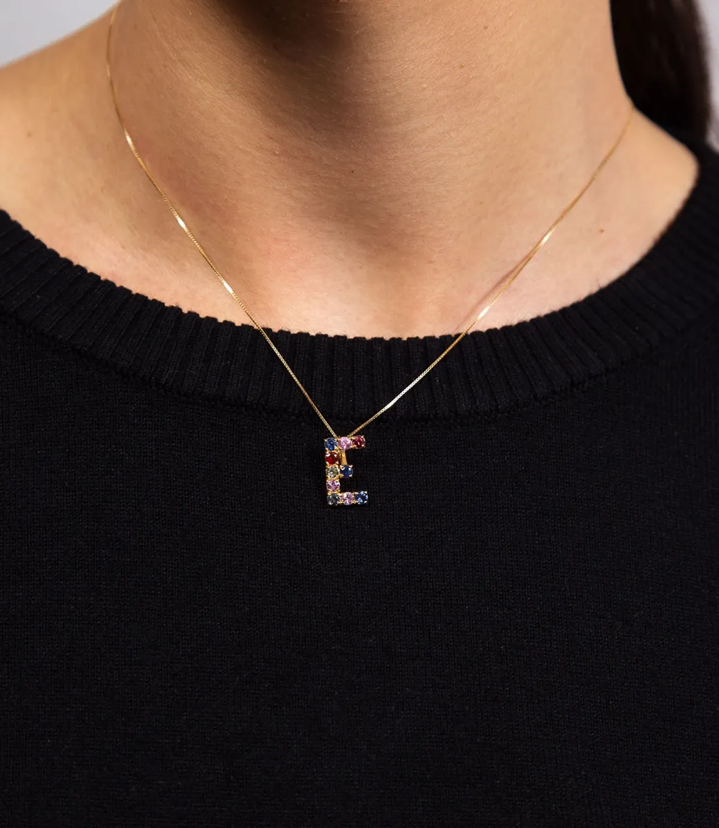 Pingente ouro amarelo 18k letra E com 10 gemas de Safiras coloridas