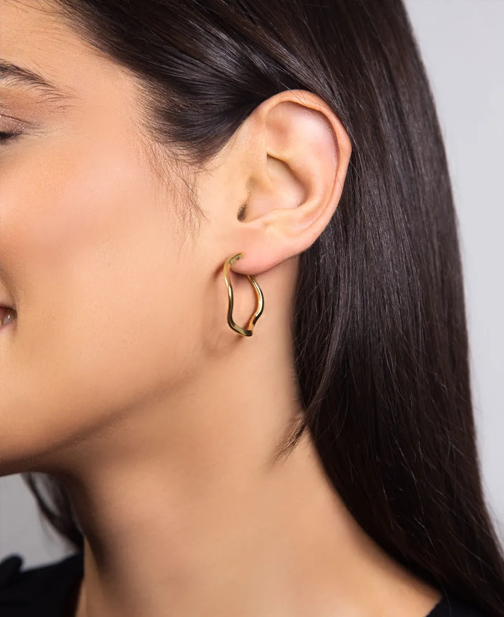 Brinco ouro amarelo 18k argola ondulada irregular polida