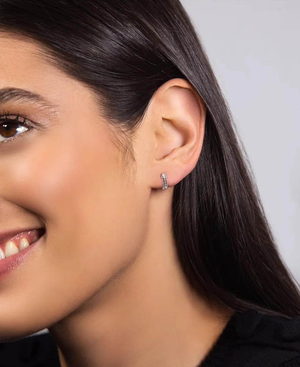 Brinco ouro branco 18k argola click filigrana polida