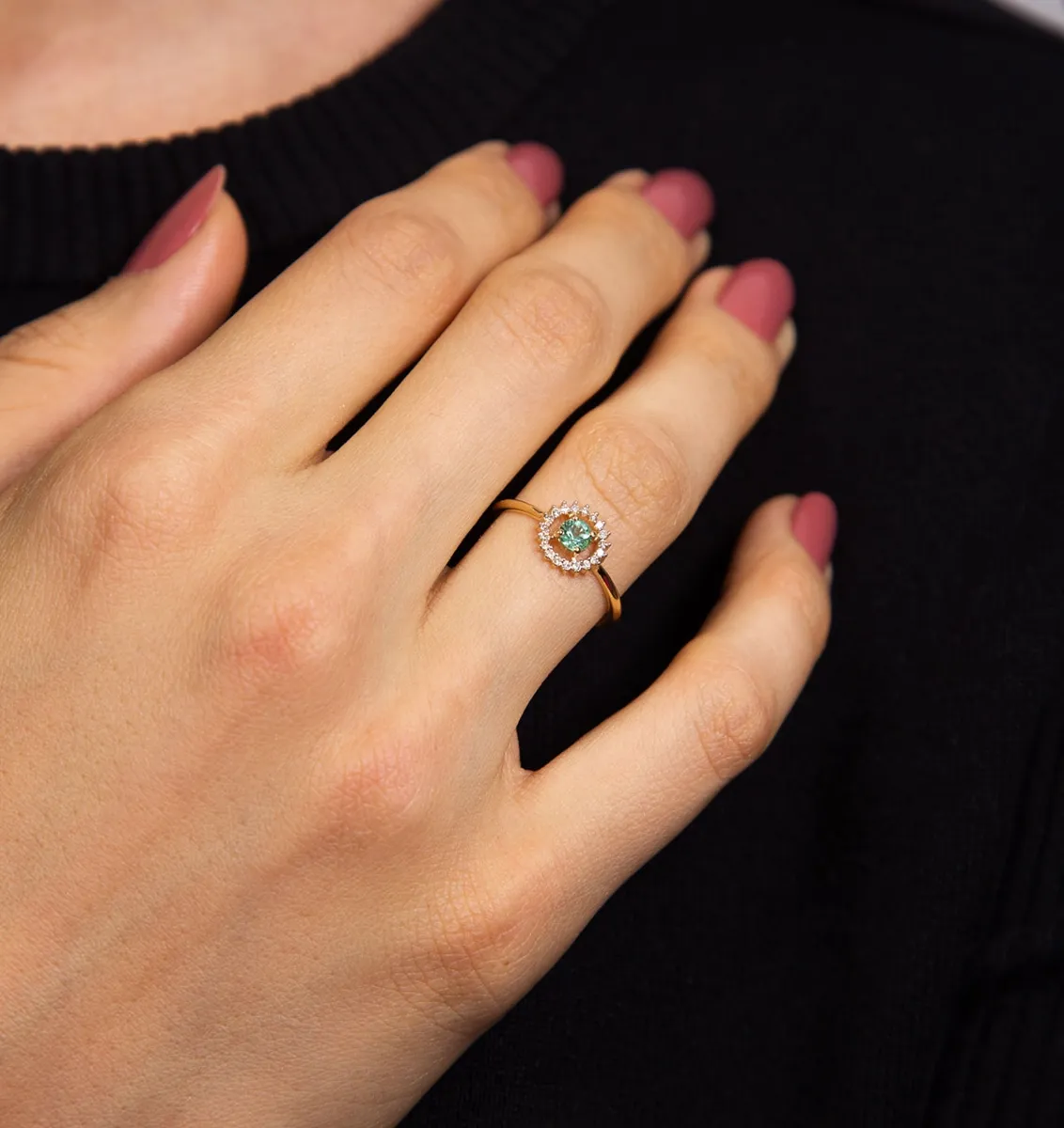 Anel ouro 18k gema preciosa de Esmeralda com 9,5pts de Diamantes