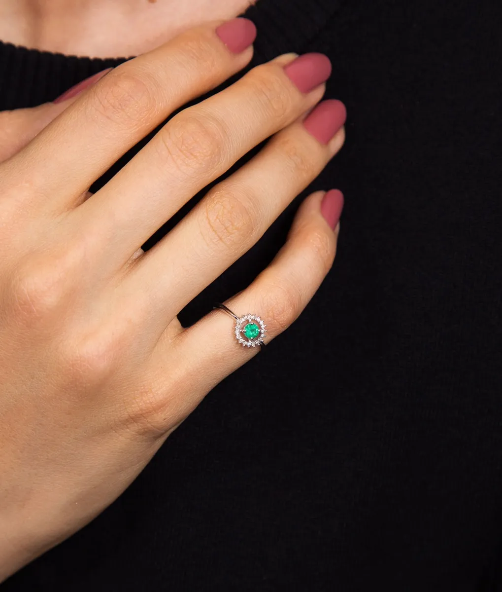 Anel ouro branco 18k com gema preciosa Esmeralda e Diamantes