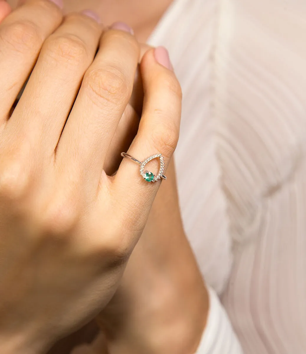 Anel ouro branco 18k gota com Esmeralda e 10pts de Diamantes