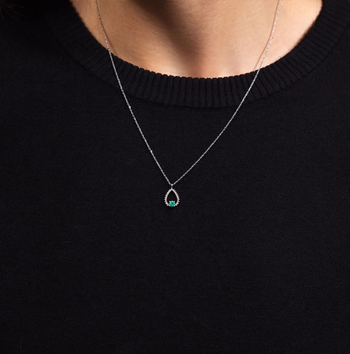 Colar de ouro branco 18k gota de Esmeralda com 10pts de Diamantes