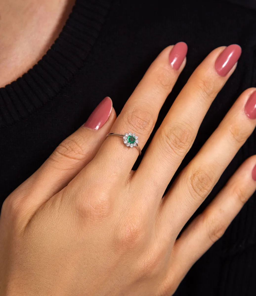 Anel ouro branco 18k flor de Esmeralda com 15pts de Diamantes