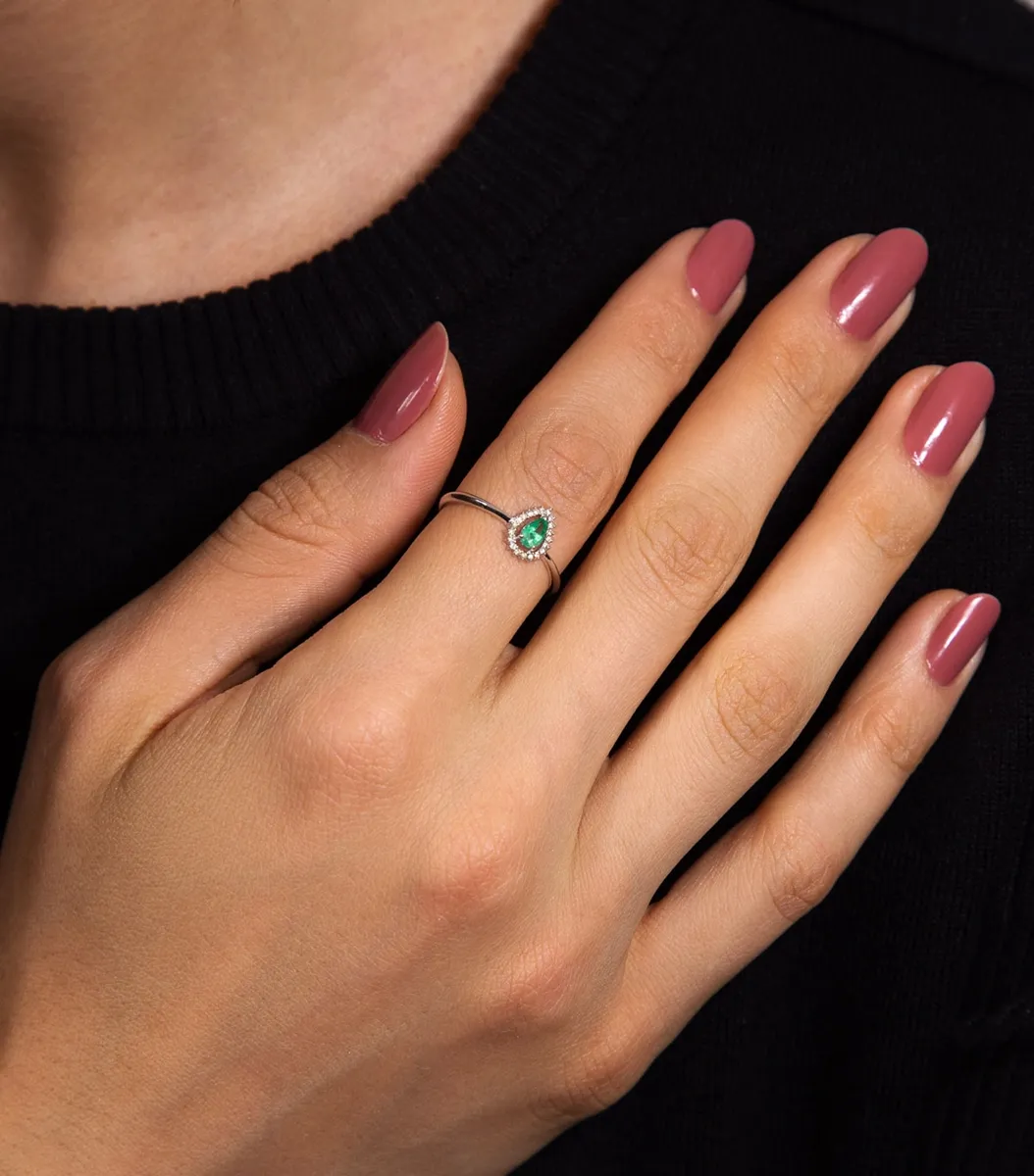 Anel ouro branco 18k gotas de Esmeralda e 6pts de Diamantes