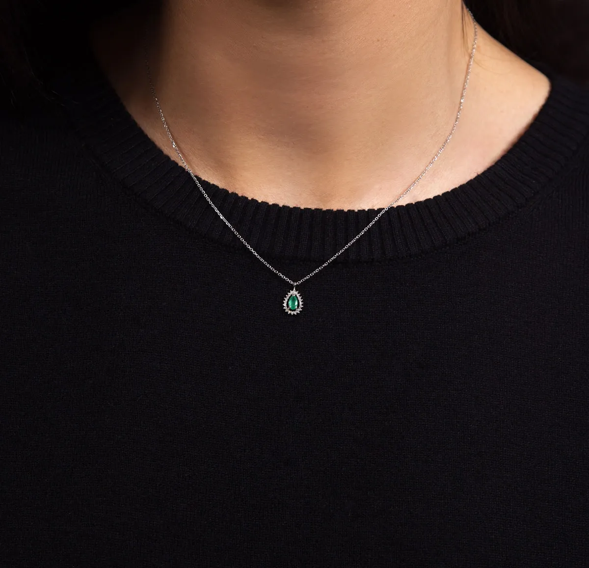 Colar ouro branco 18k gota de Esmeralda com 6pts de Diamantes