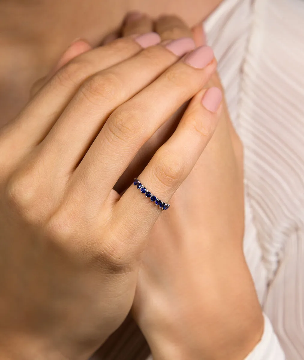 Anel meia aliança ouro branco 18k com 81pts de Safiras azuis