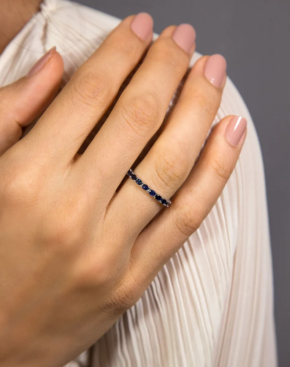 Anel meia aliança ouro branco 18k com 150pts de Safira Azul