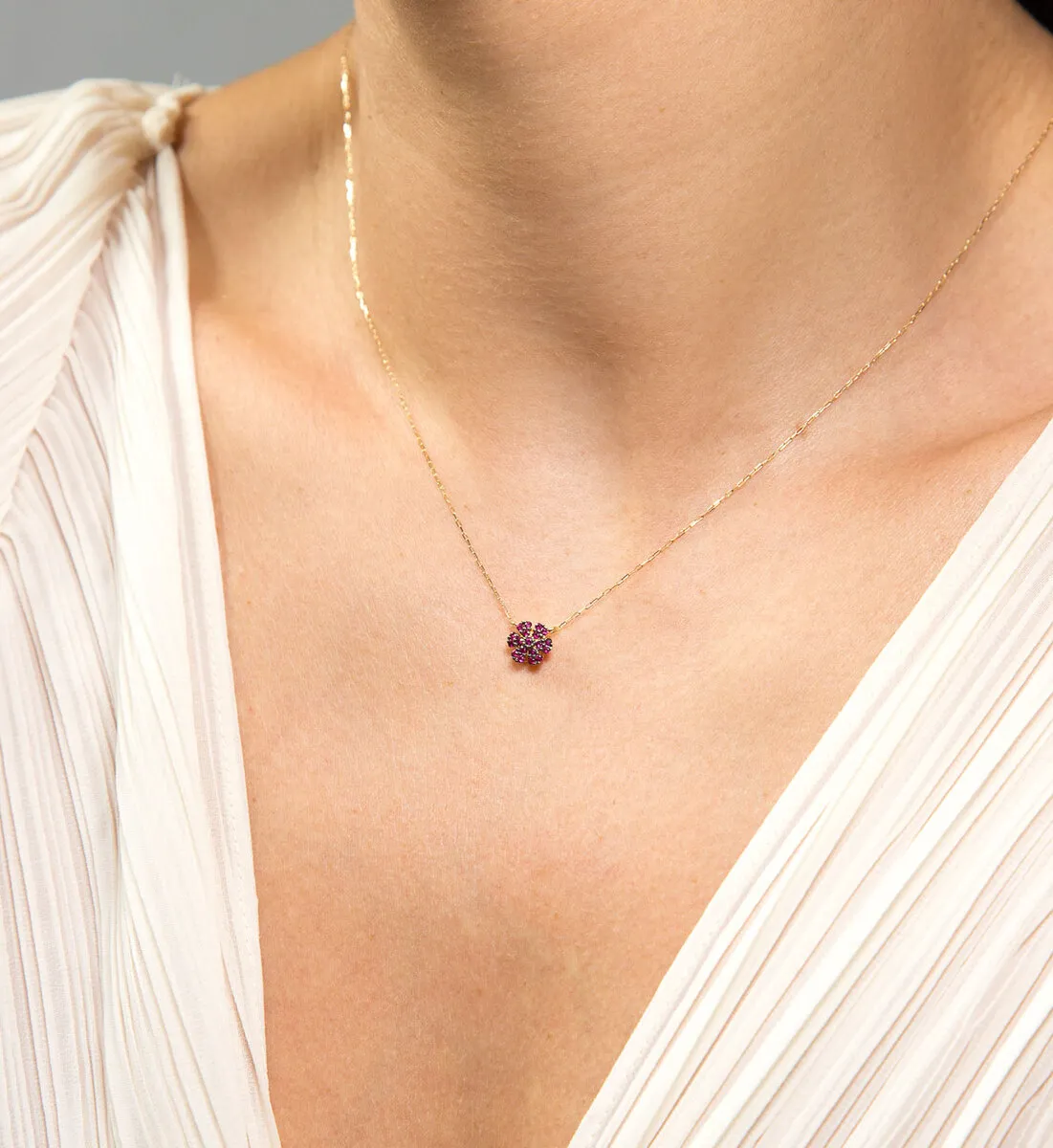 Gargantilha flor ouro 18k cravejada de 24,7pts de Rubi com ródio negro