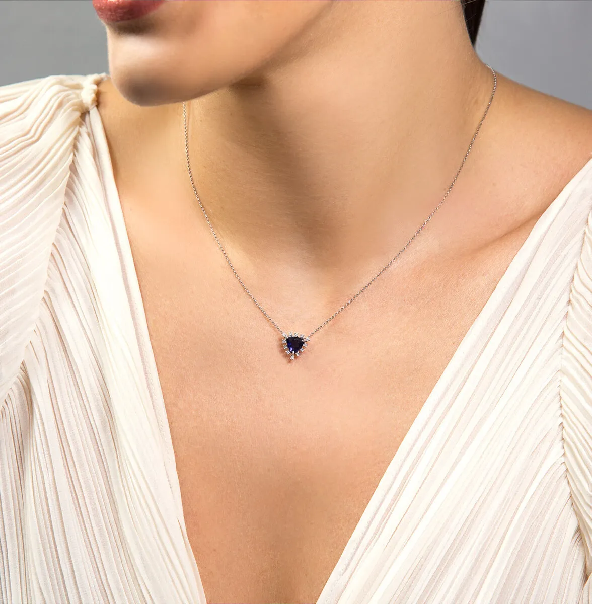 Gargantilha triangulo de Iolita ouro branco com 10,8pts de Diamantes