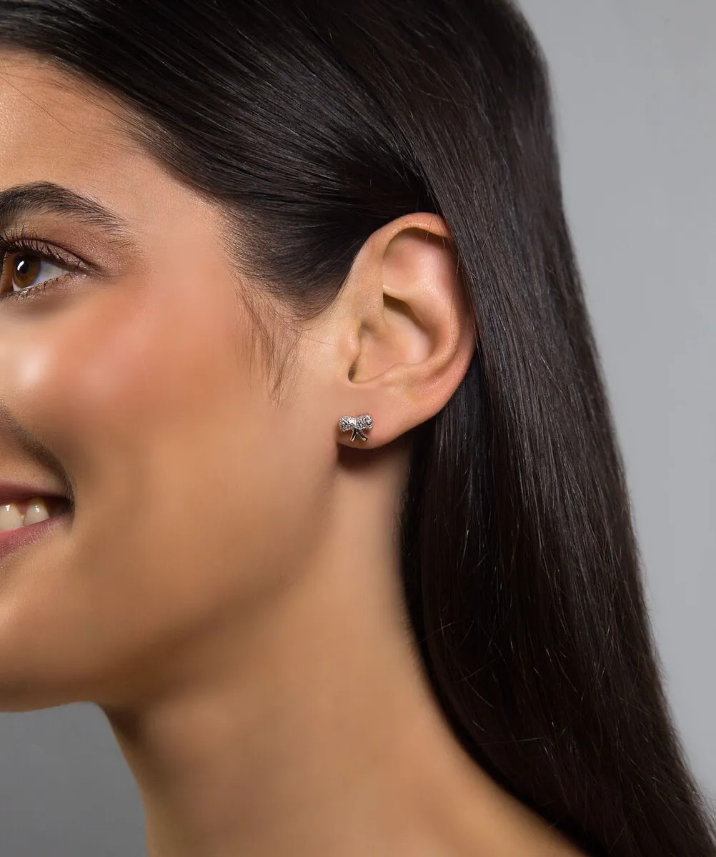 Brinco Stud laço ouro branco 18k com 9pts de Diamantes