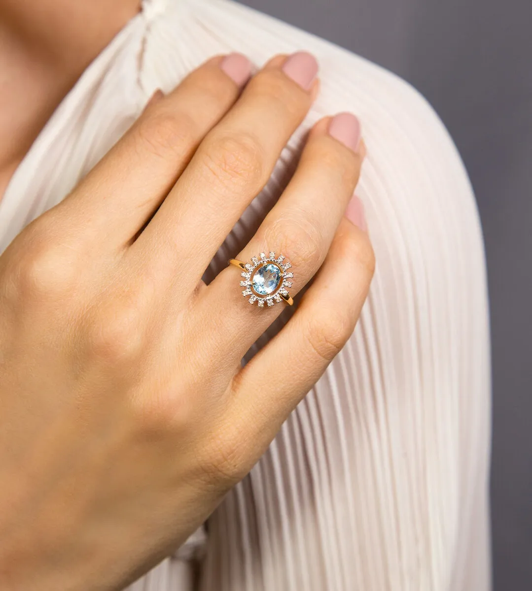 Anel gema oval de Topázio Sky ouro 18k com 8pts de Diamantes
