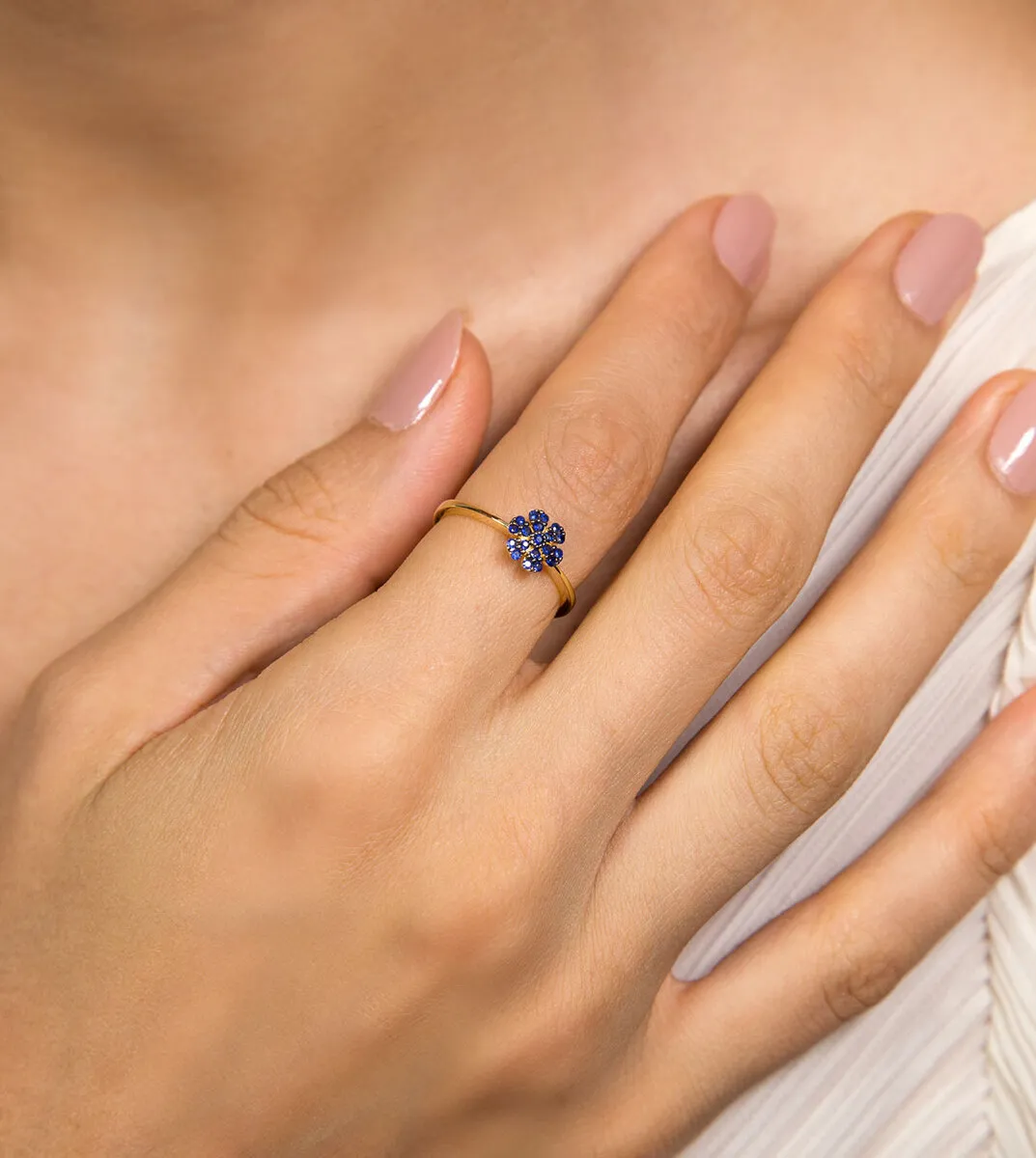 Anel flor ouro 18k de gemas de Safiras azuis com ródio negro