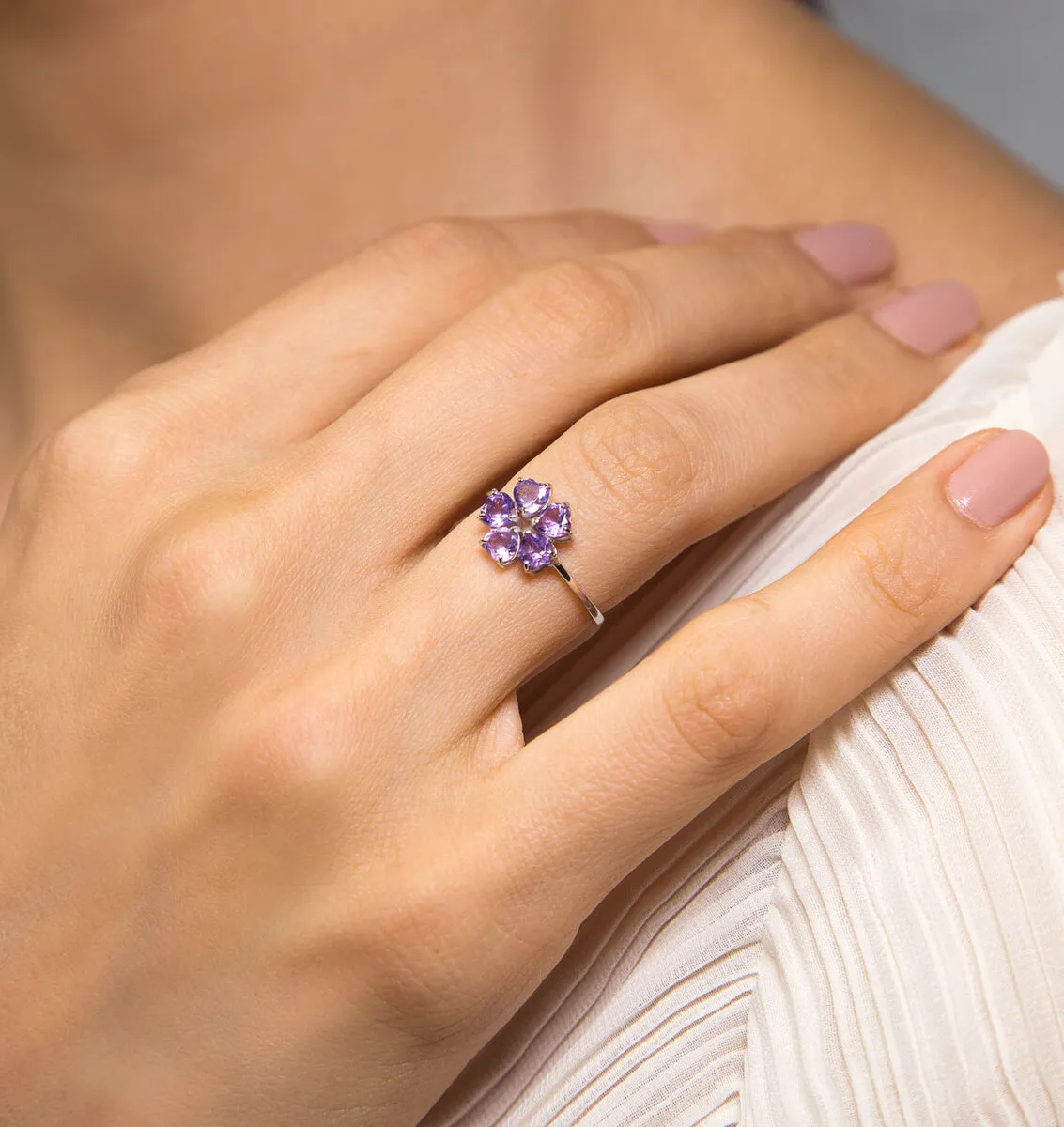 Anel flor ouro branco 18k corações de Ametista lavanda