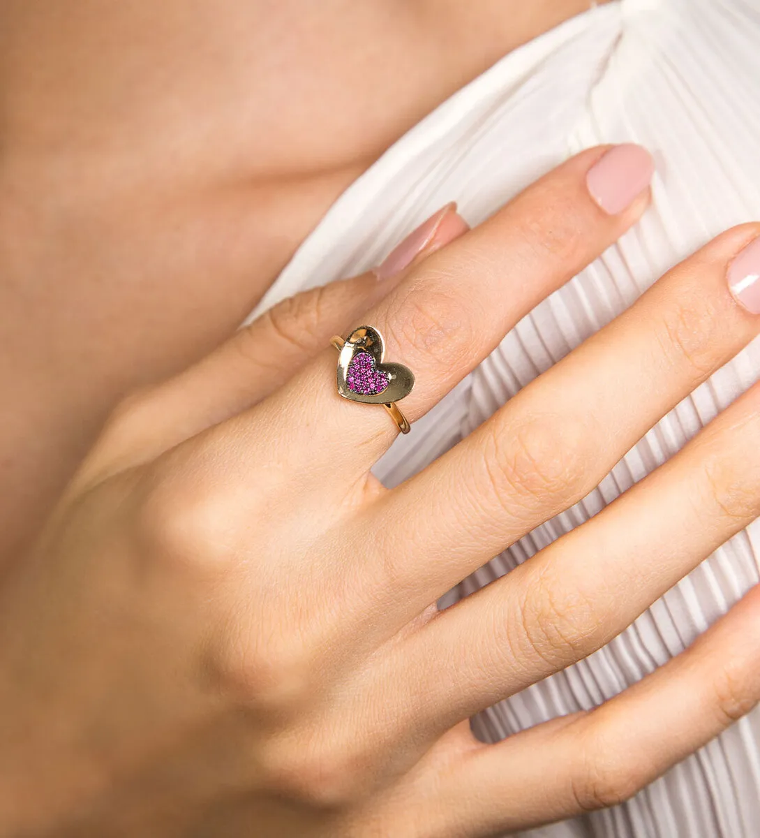 Anel coração ouro 18k cravejado de14,4pts de Rubis ródio negro