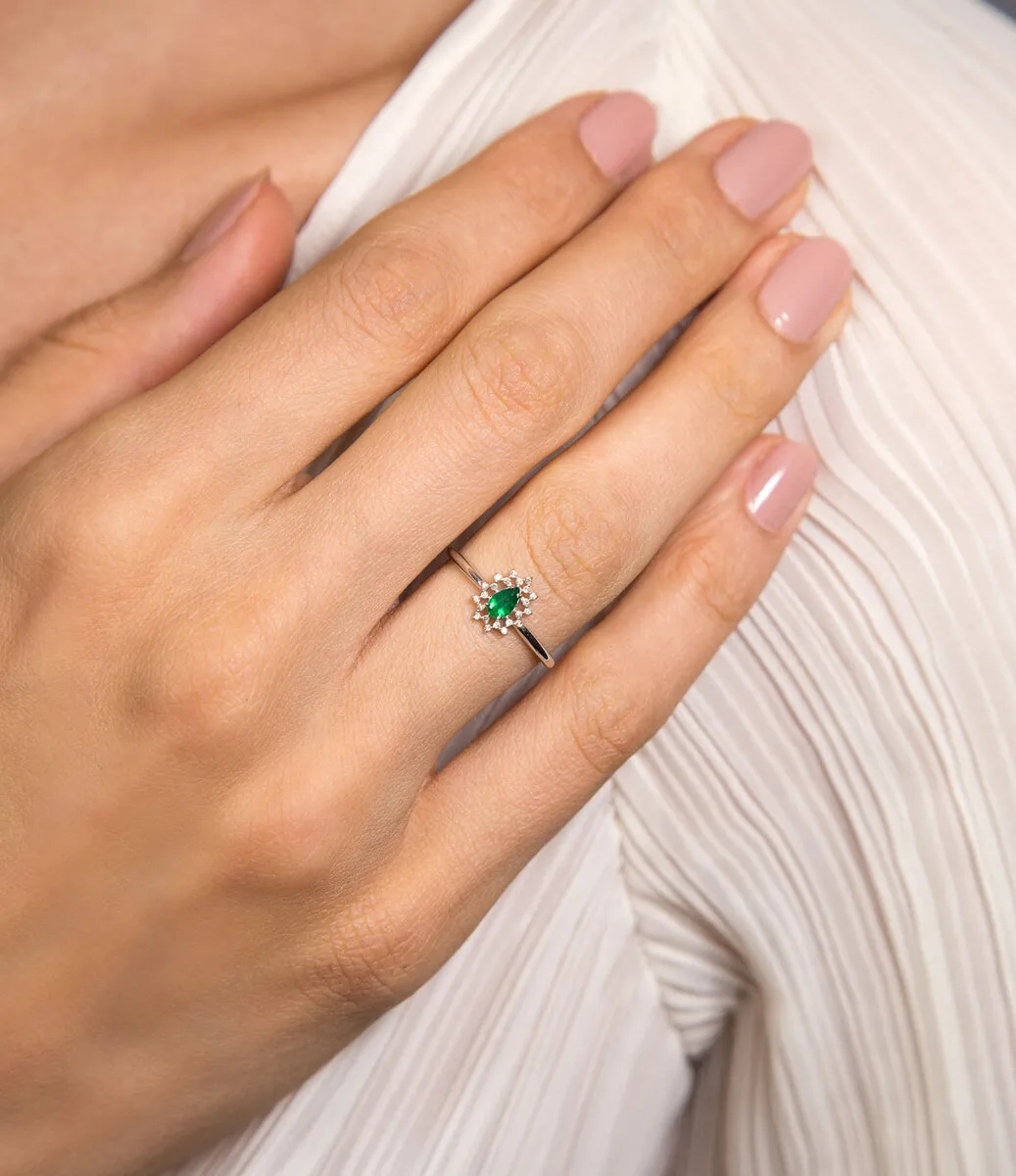 Anel Princess de Esmeralda ouro branco 18k com 6,6pts de Diamantes