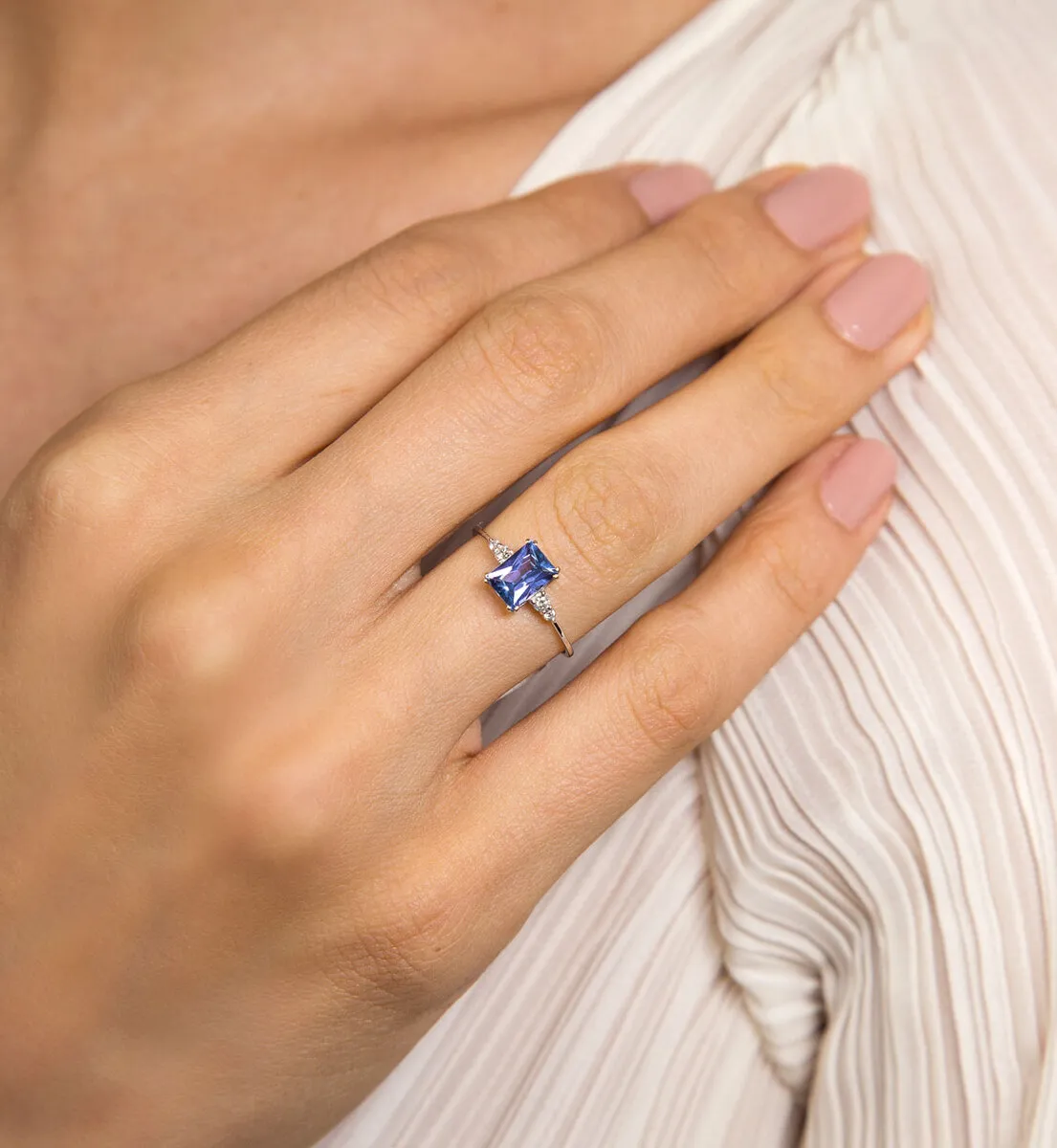 Anel baguete de Tanzanita ouro branco 18k com 8pts de Diamantes