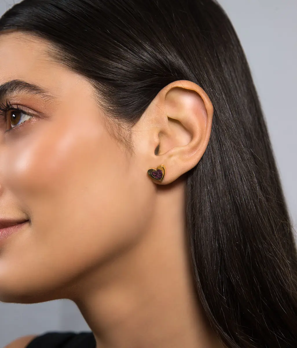 Brinco Stud coração ouro 18k cravejado de 28,8pts Rubis ródio negro