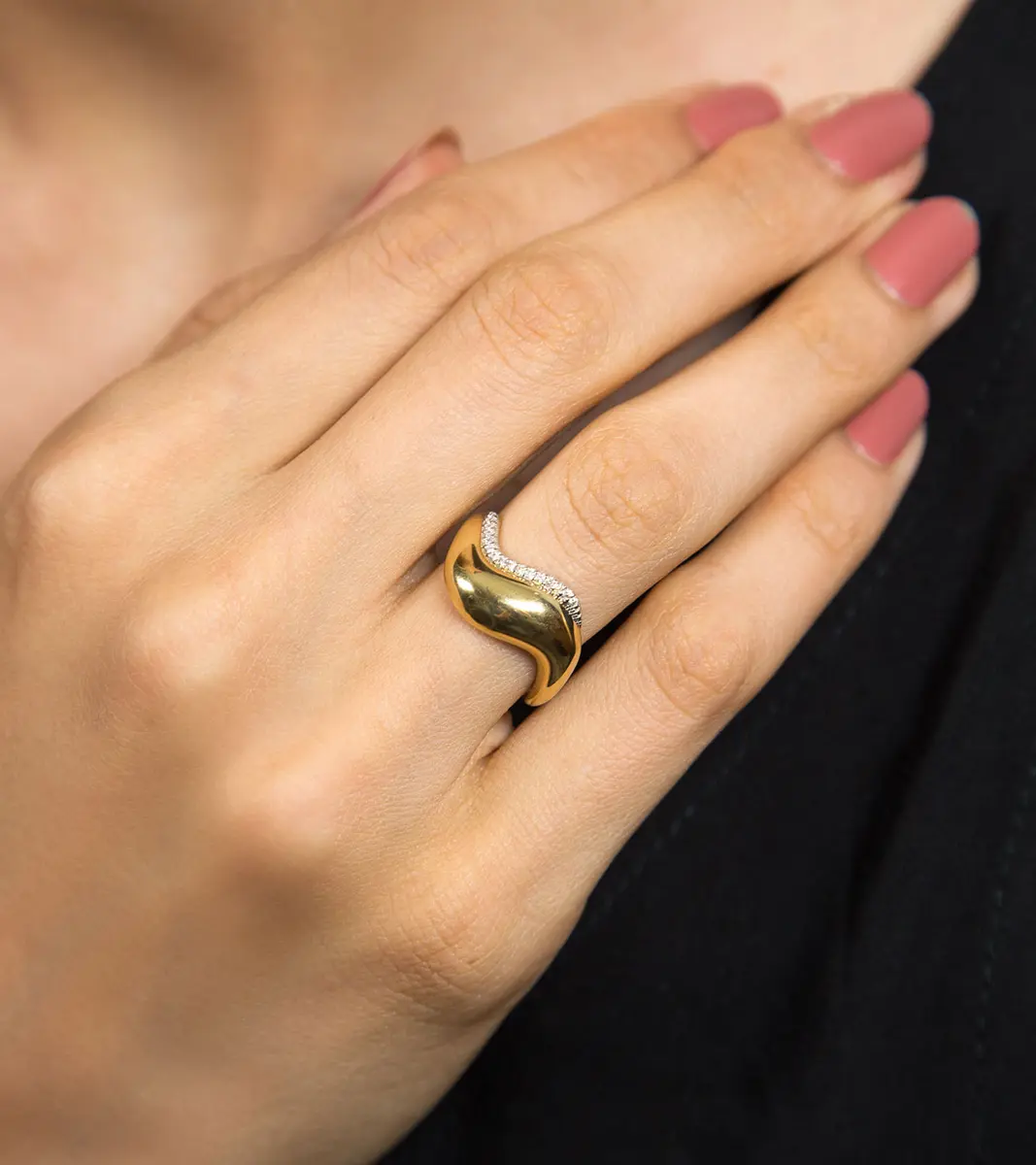 Anel aro ondulado polido ouro 18k filete de 8pts de Diamantes