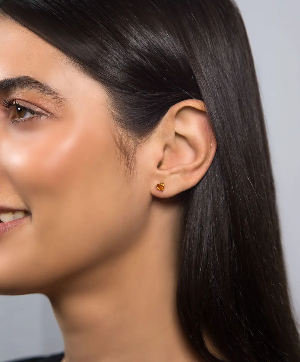 Brinco Stud coração ouro 18k gema preciosa Safira laranja