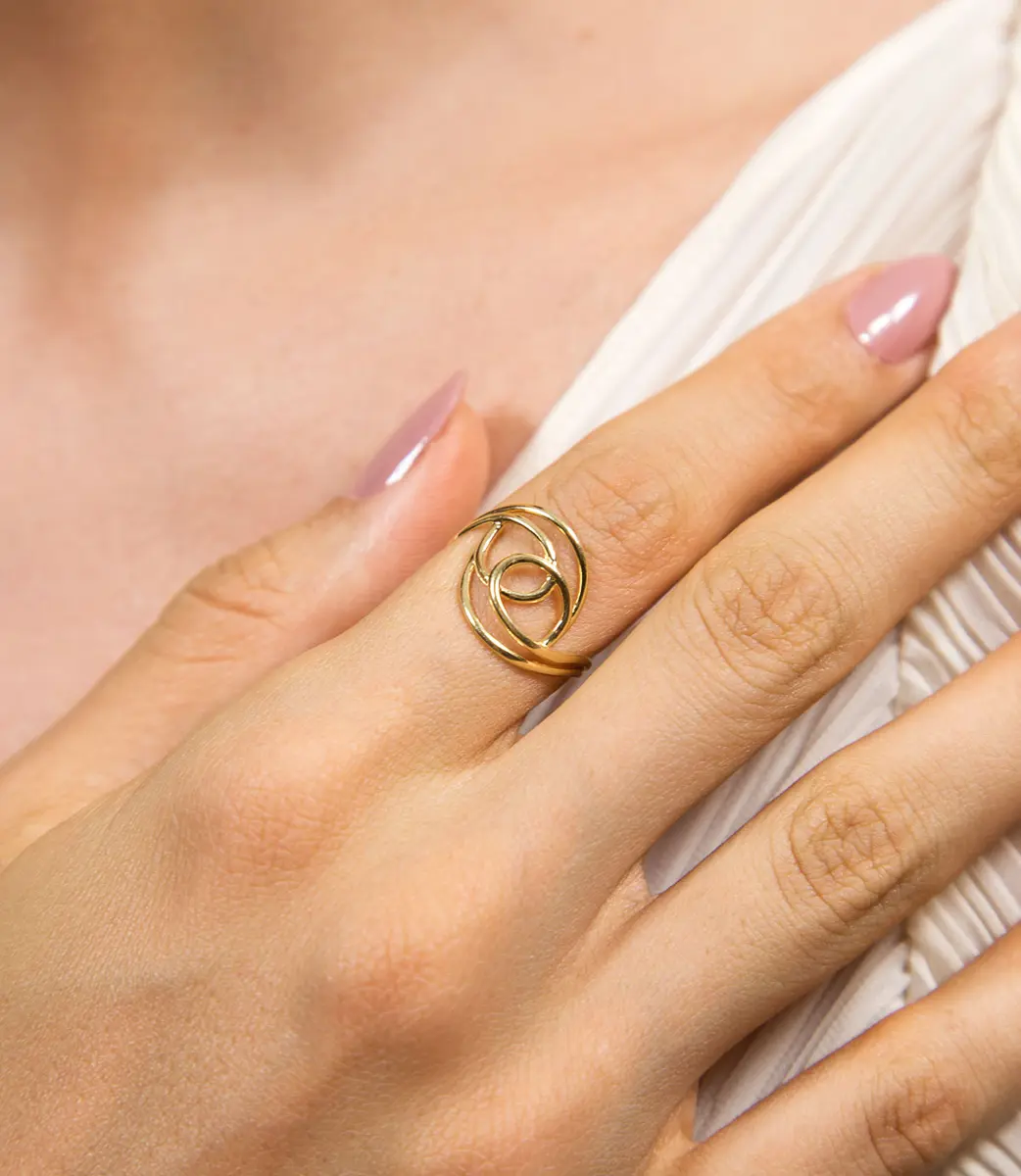 Anel geométrico ouro 18k curvas vazadas interligadas
