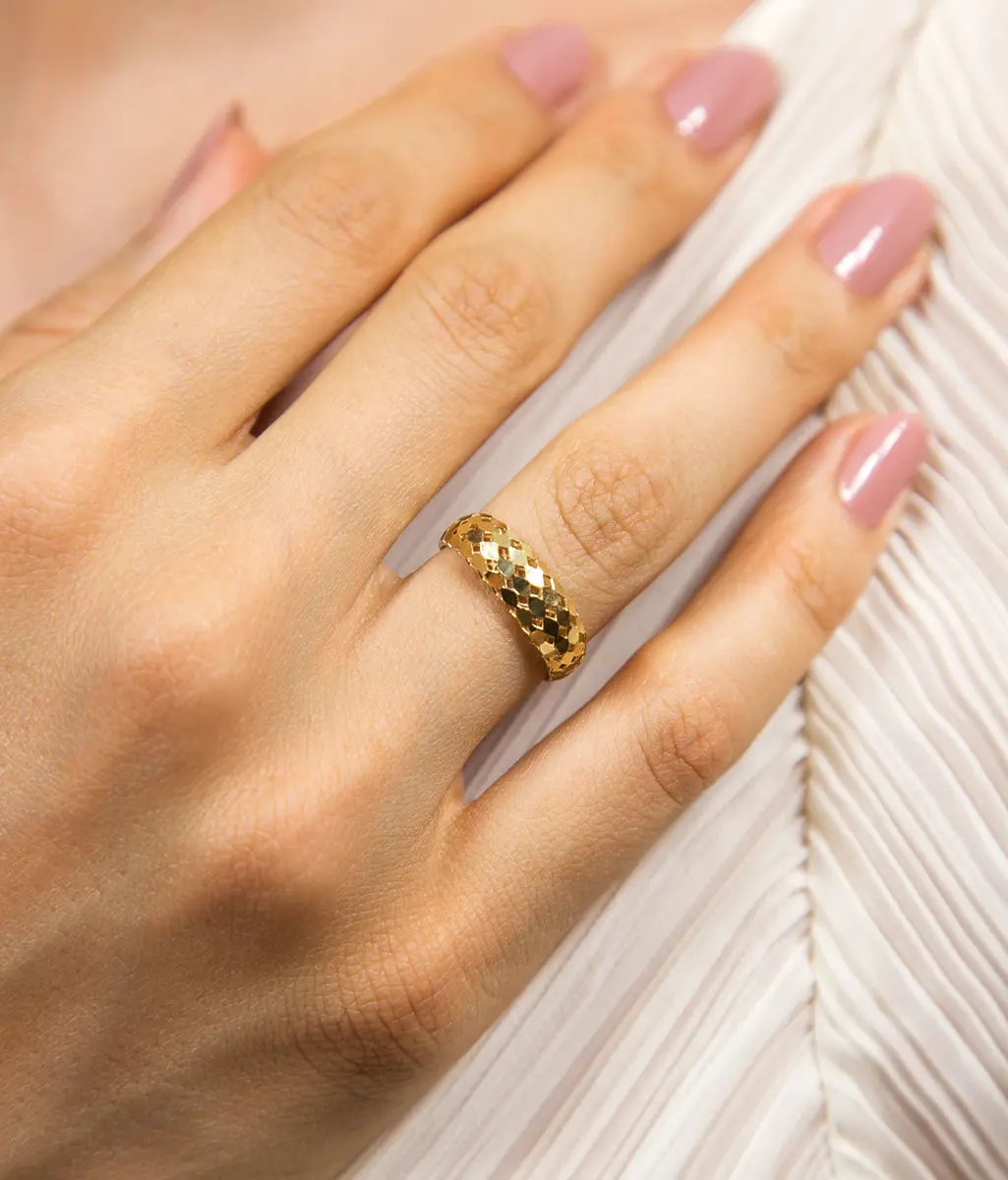 Anel aro abaulado ouro 18k vazado diamantado