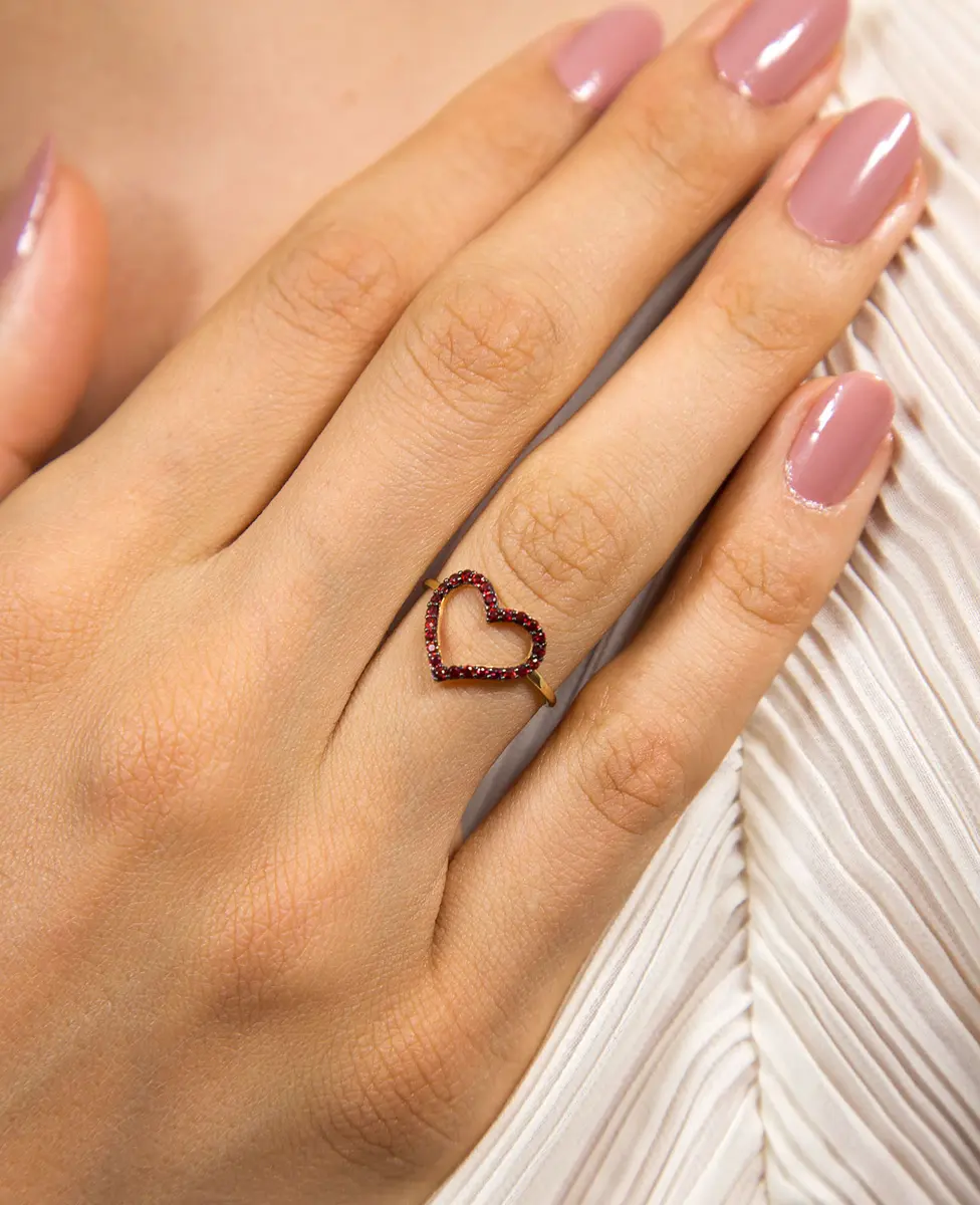 Anel coração vazado ouro 18k com gemas de Safiras vermelhas