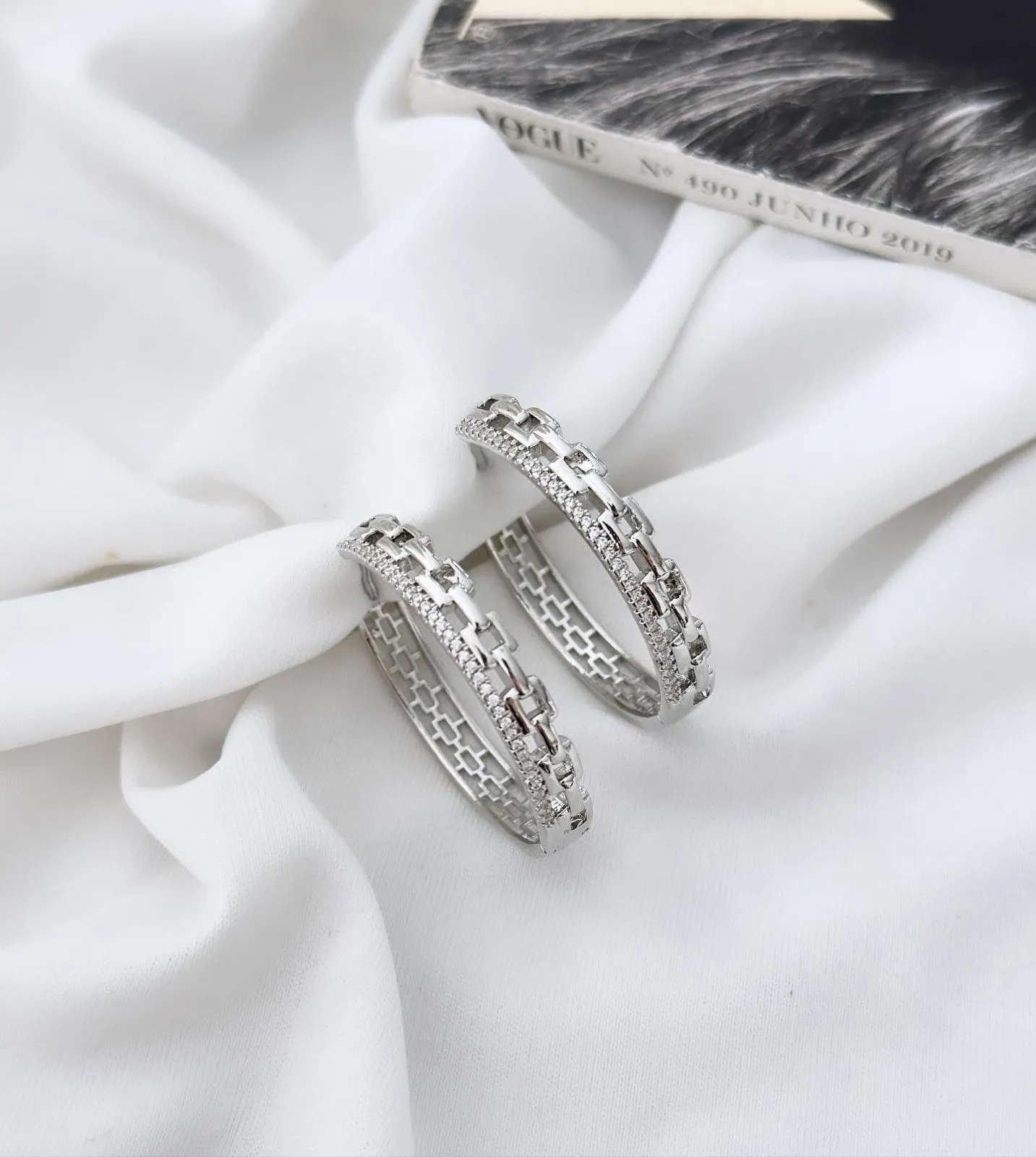 Argola Folheada a Prata Argola Vazada Cravejada com Zircônia