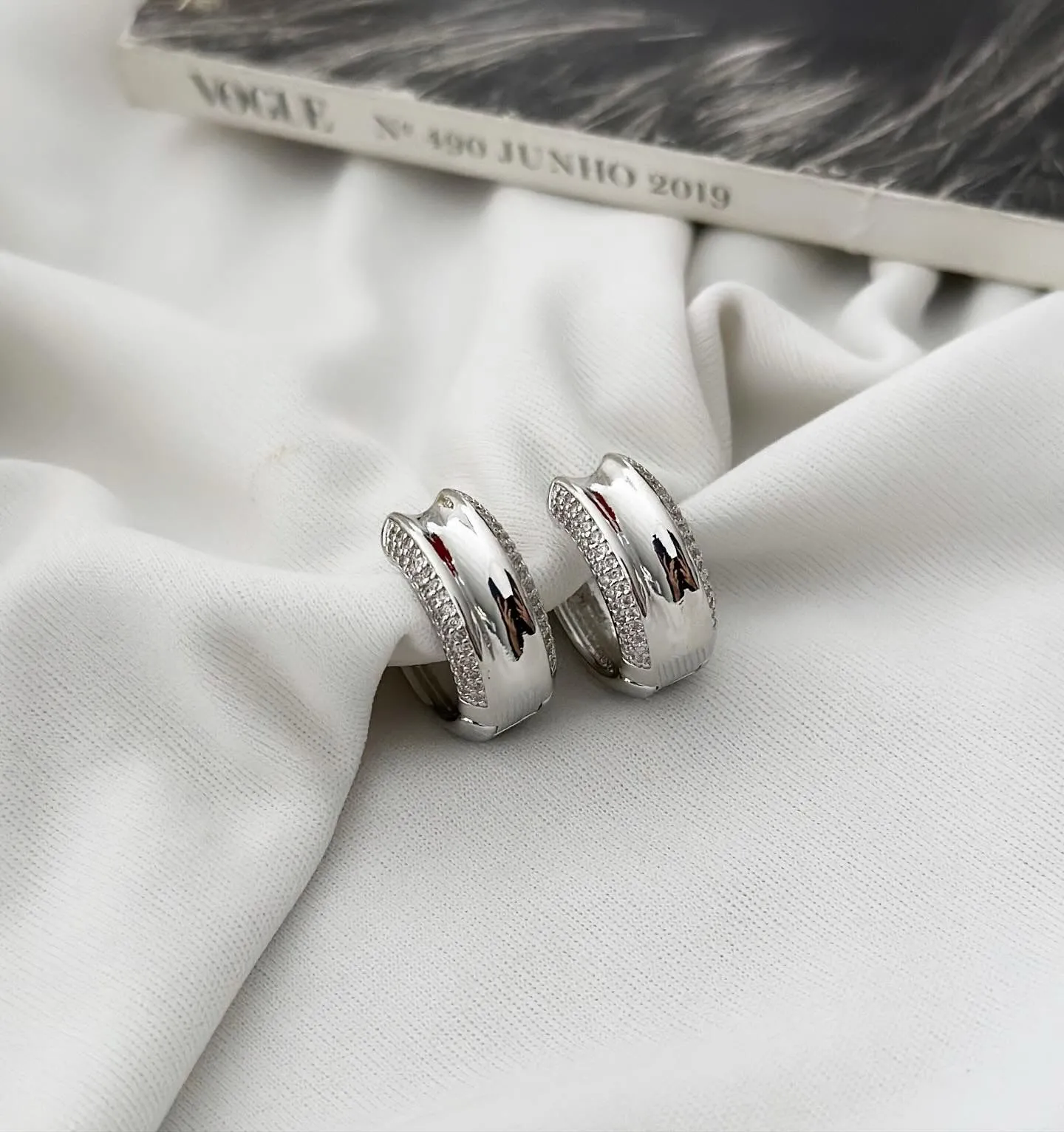 Argola Folheada a Prata Click Borda Cravejada com Zircônia