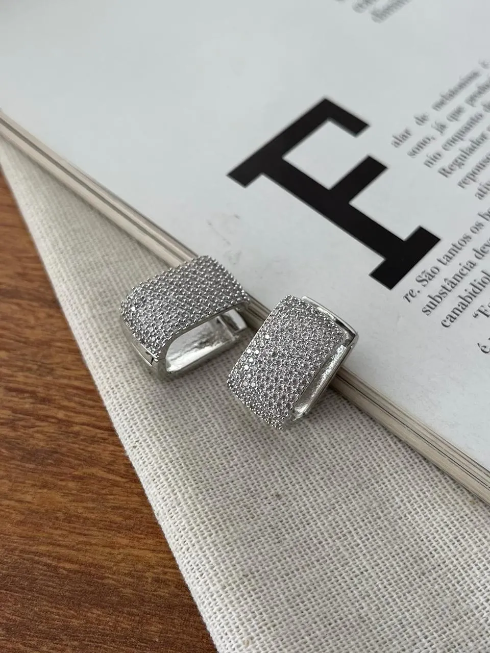 Argola Folheada a Prata Click com Zircônia