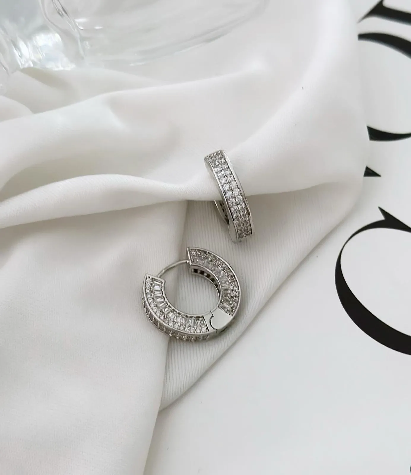 Argola Folheada a Prata Click Cravejada com Zircônia