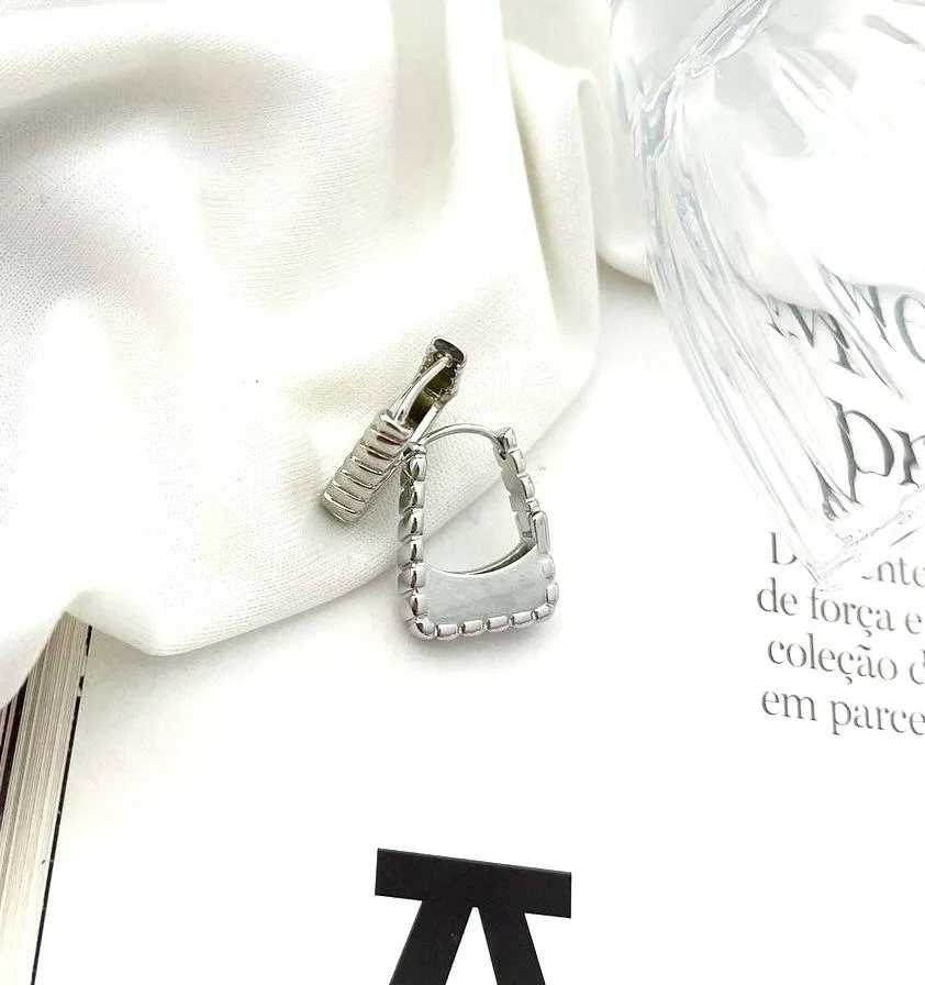 Argola Folheada a Prata Click Detalhada