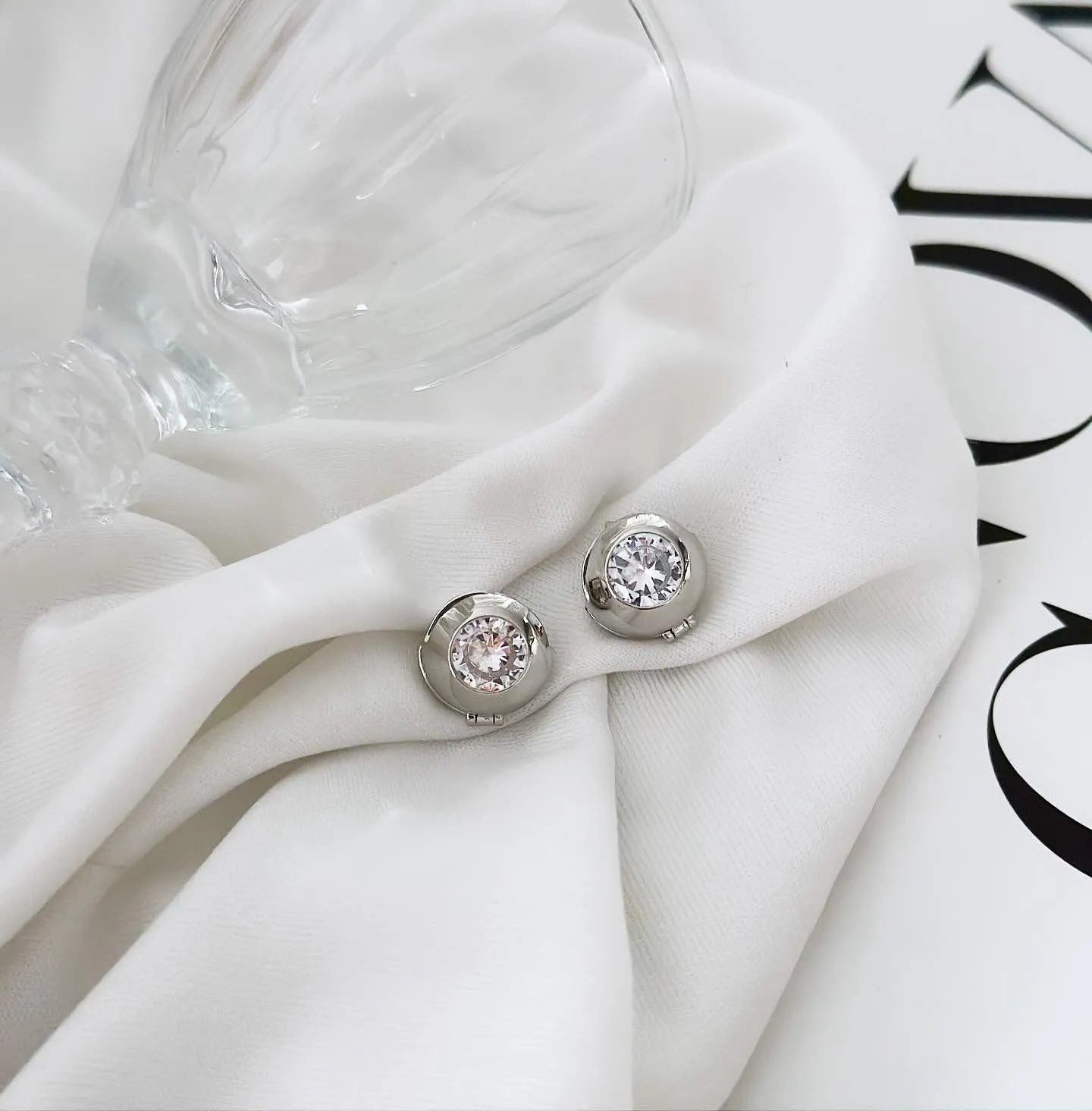 Argola Folheada a Prata Click Esfera com Zircônia