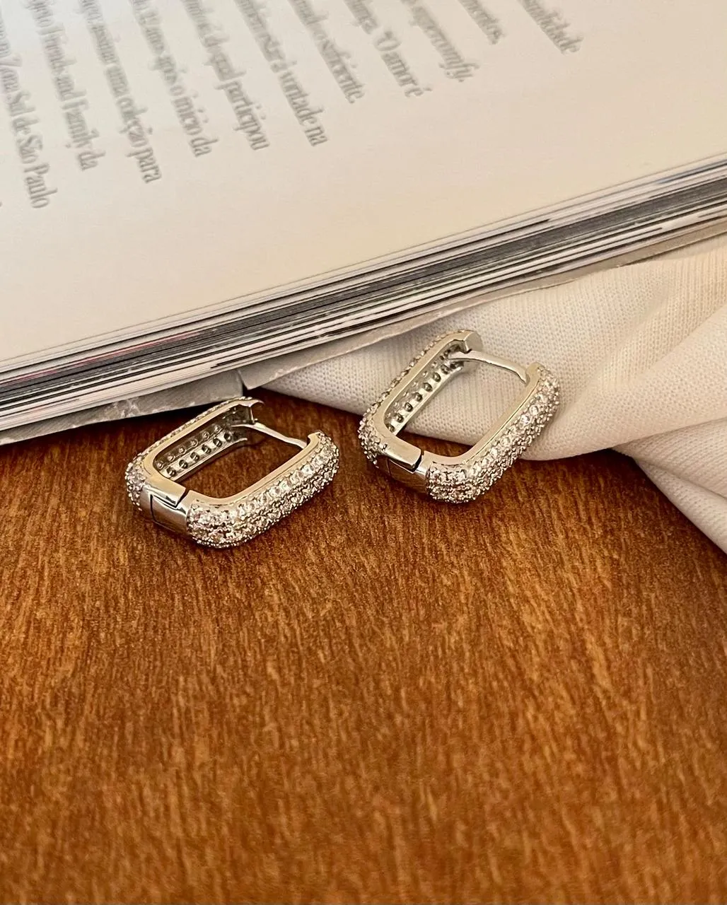 Argola Folheada a Prata Click Quadrado Cravejado