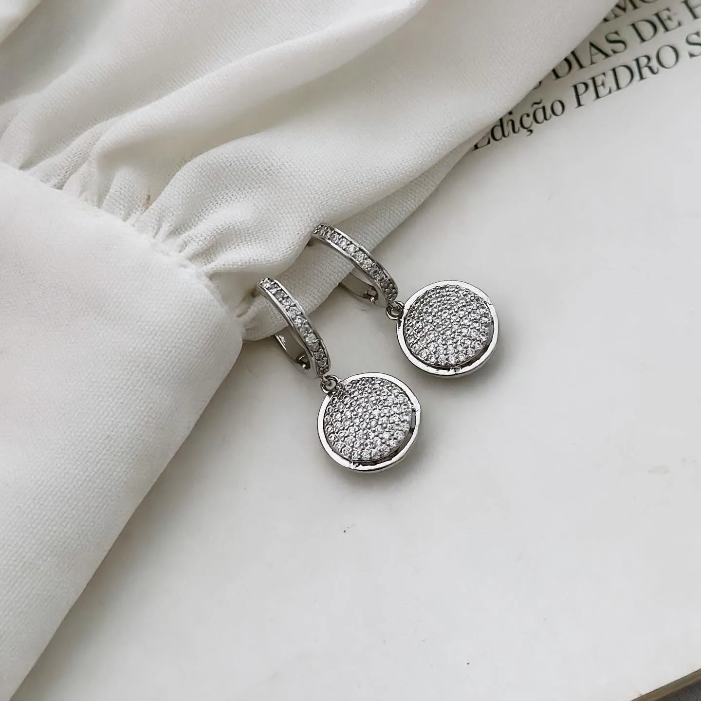 Argola Folheada a Prata Esfera Toda na Zircônia