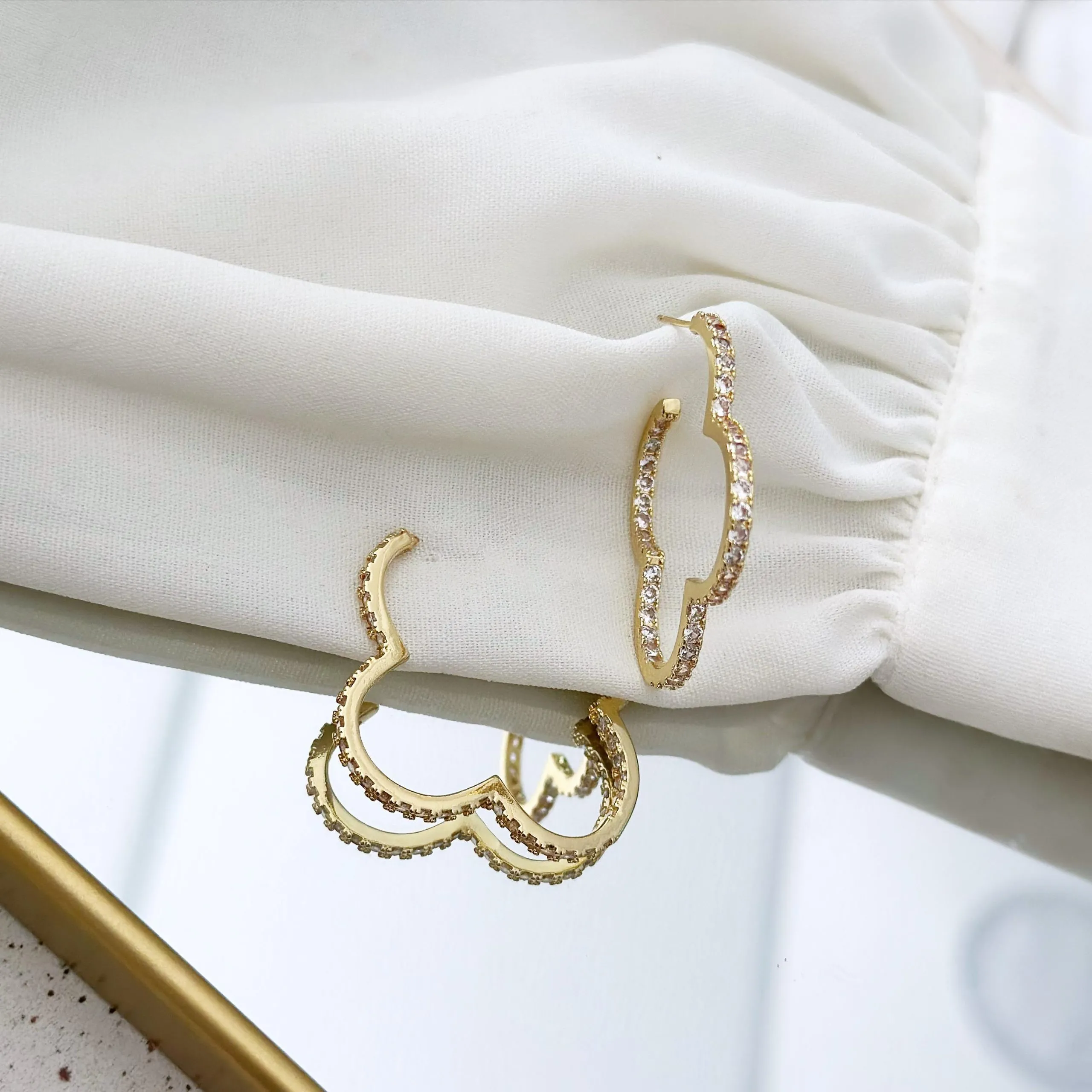 Argola Folheada Ouro 18K Inspiração Virgínia Cravejada com Zircônia