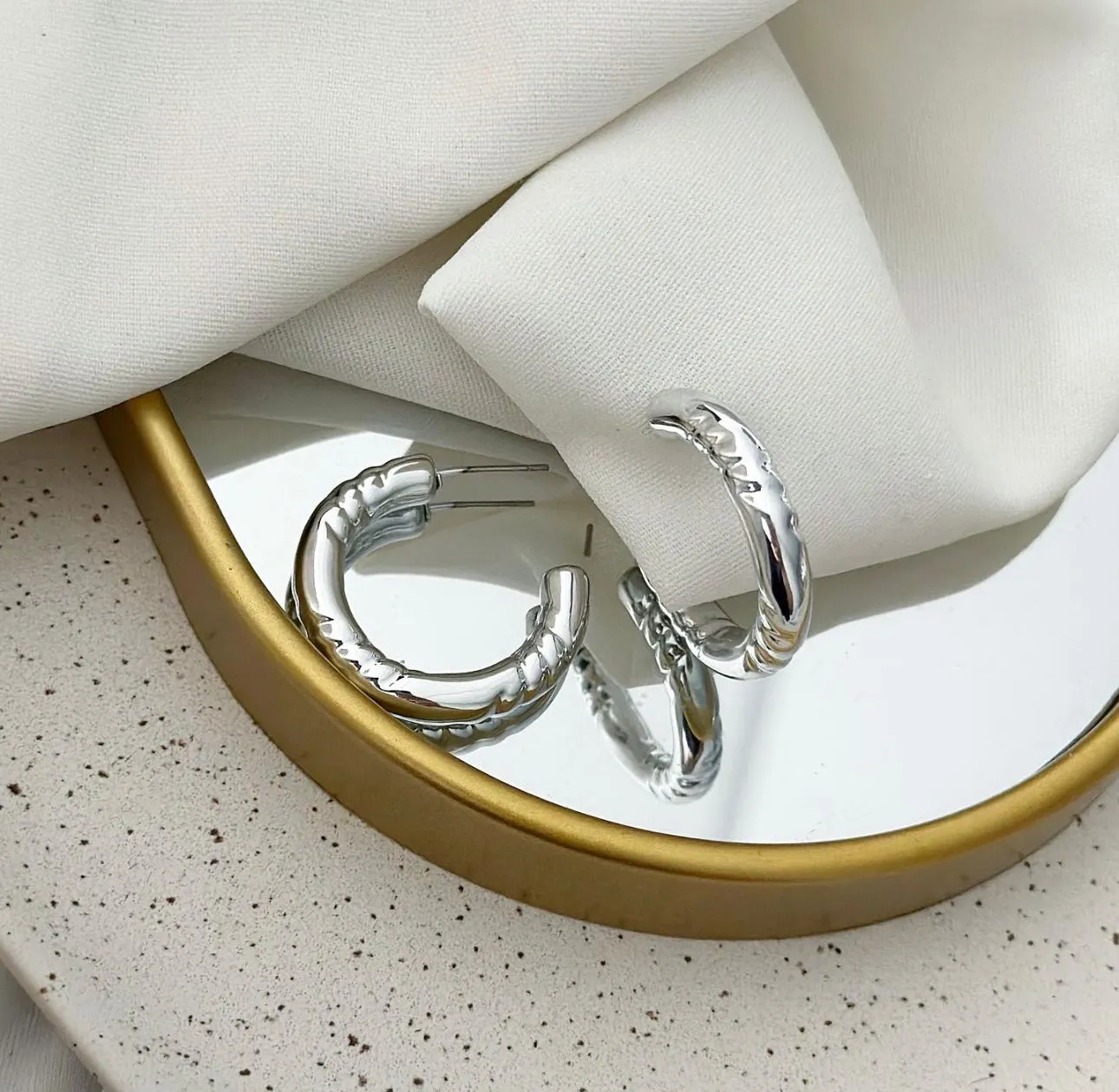 Argola Folheada Prata Com Detalhes