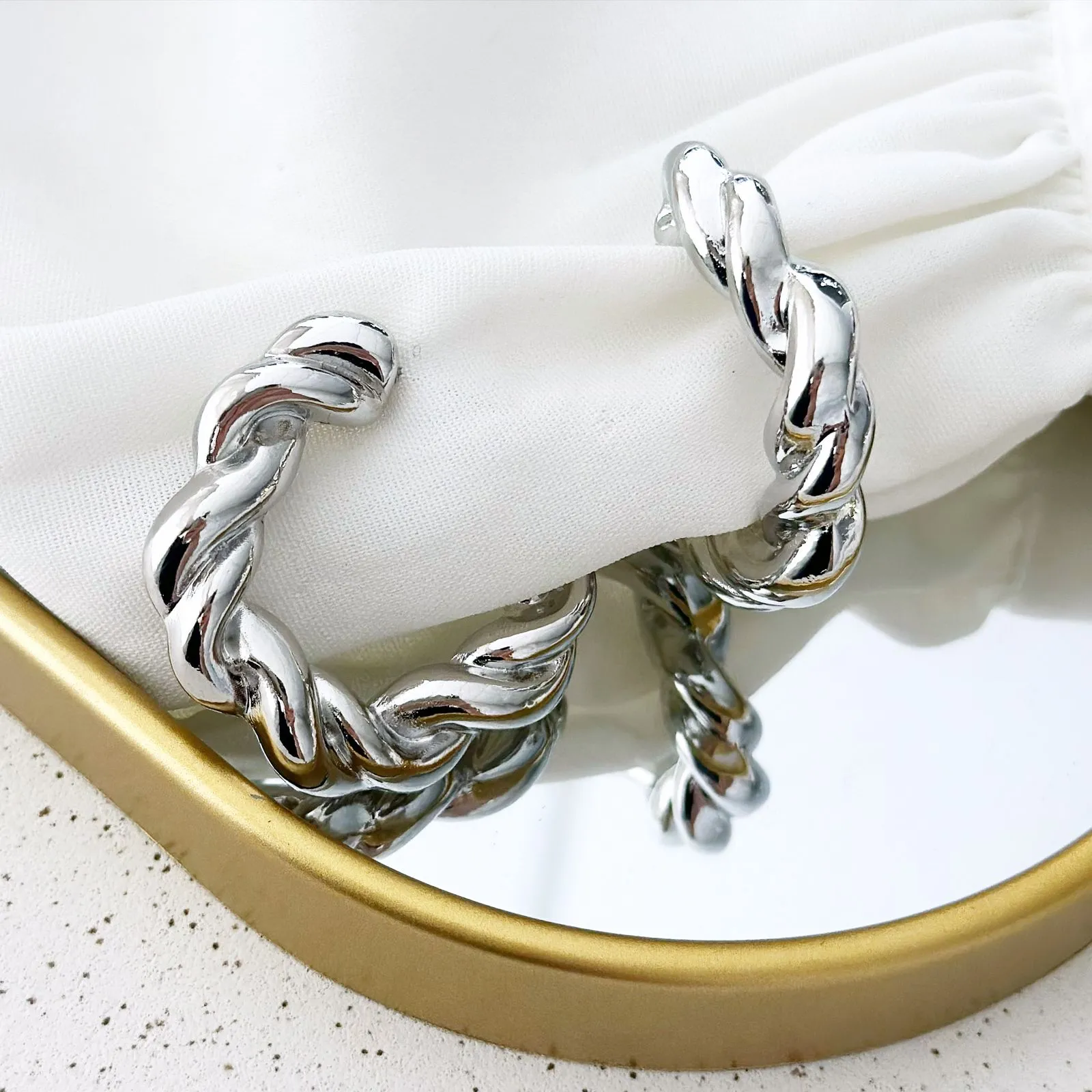 Argola Folheada Prata Torcida