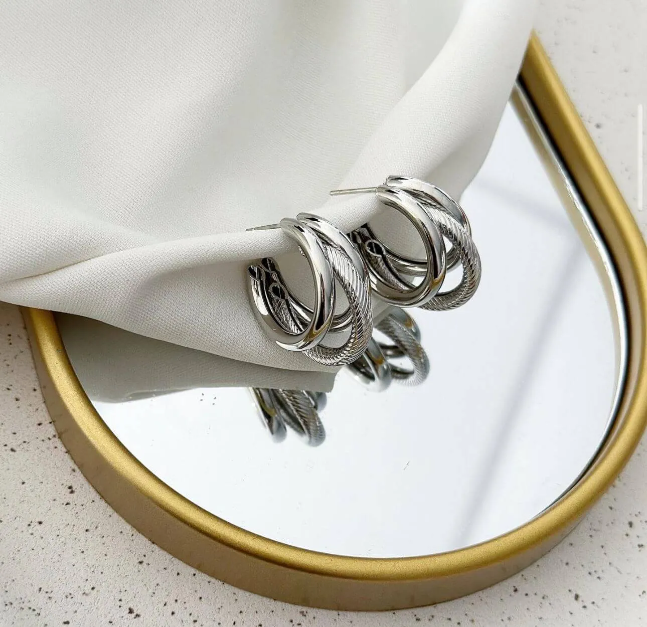 Argola Tubo Folheada a Prata Detalhada Menor