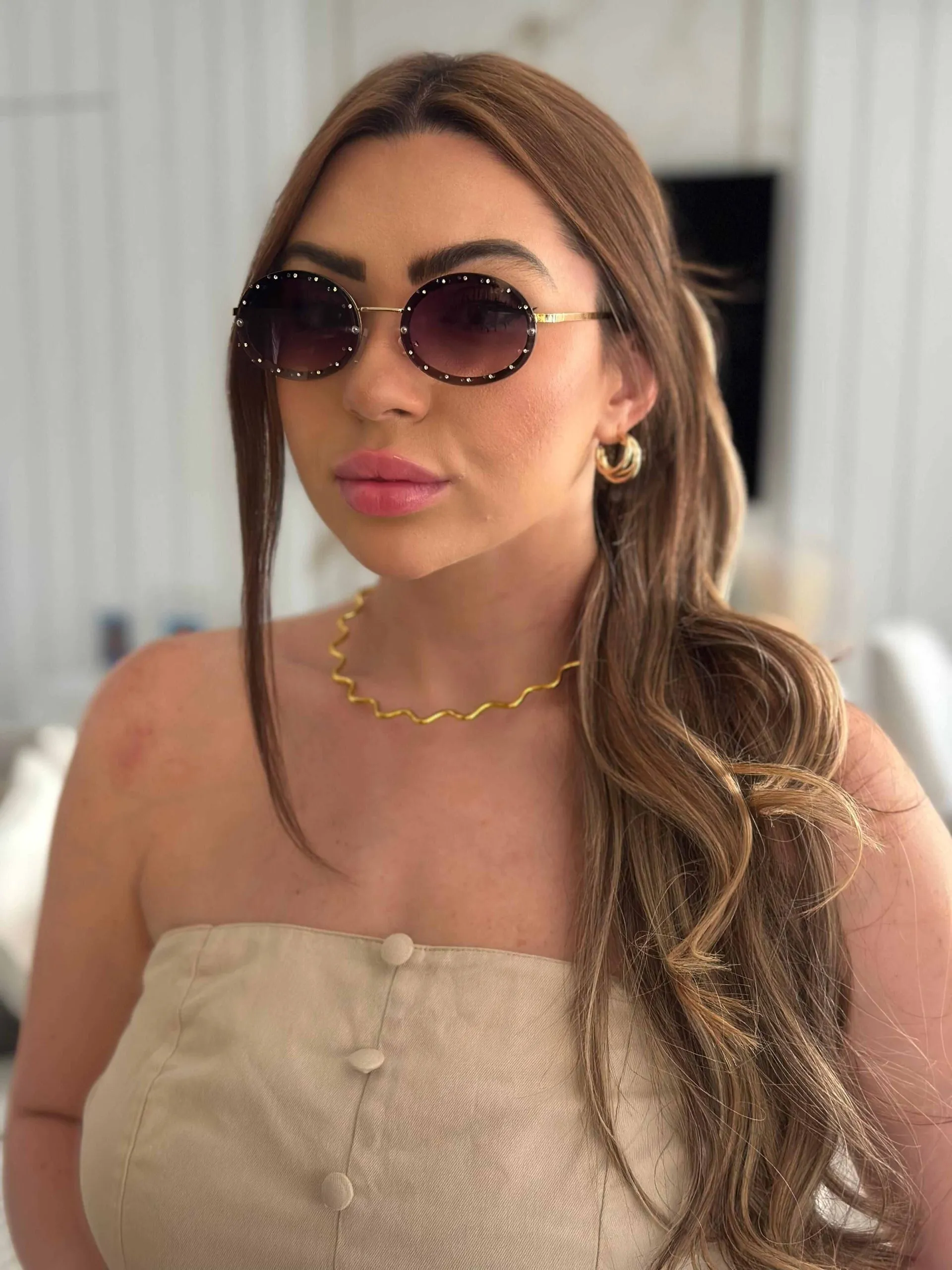 Óculos Ester Armação Dourada Lente Degrade Preto com Brilho