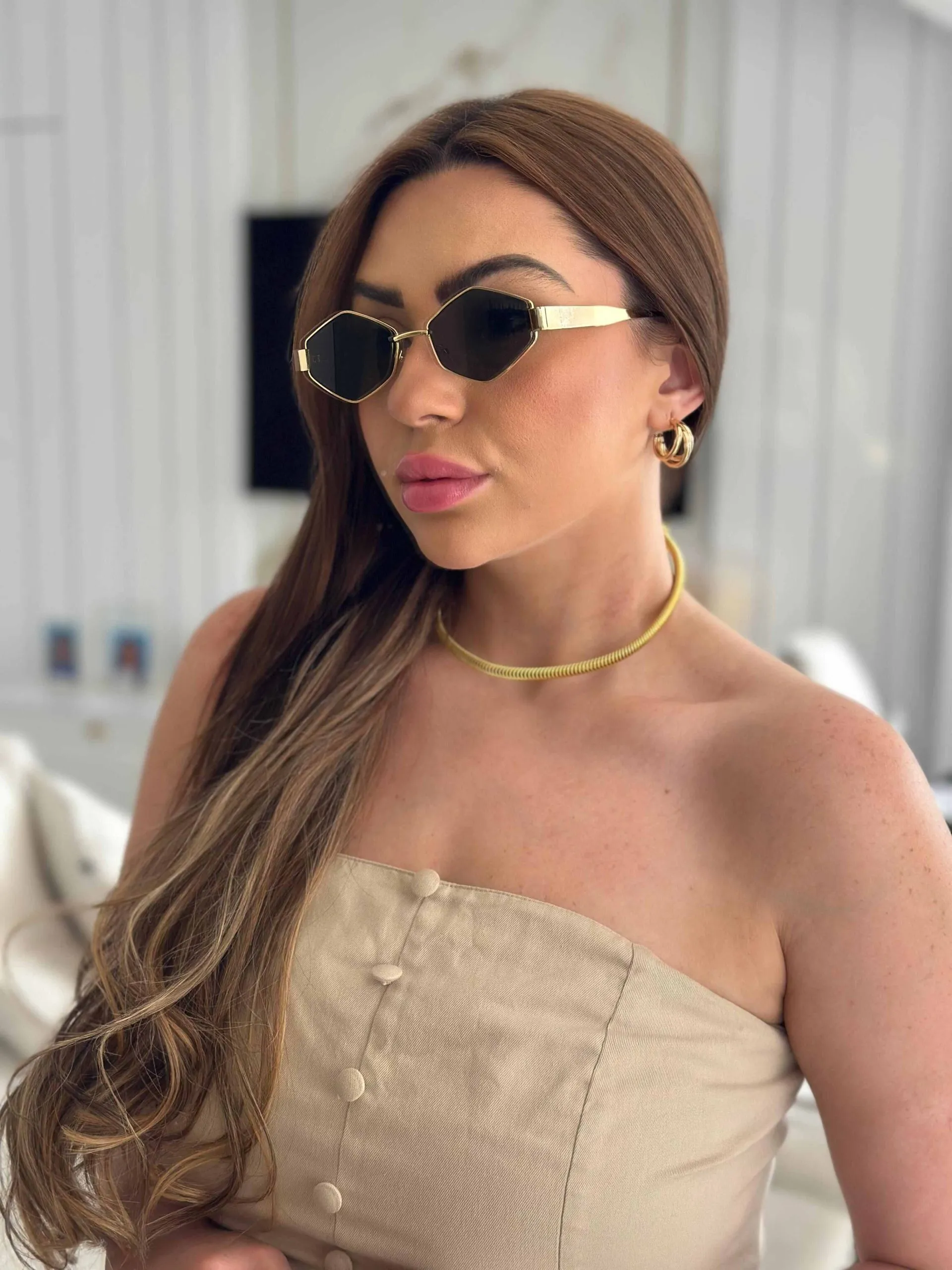 Óculos Jade Armação Dourada e Preta Lente Preta