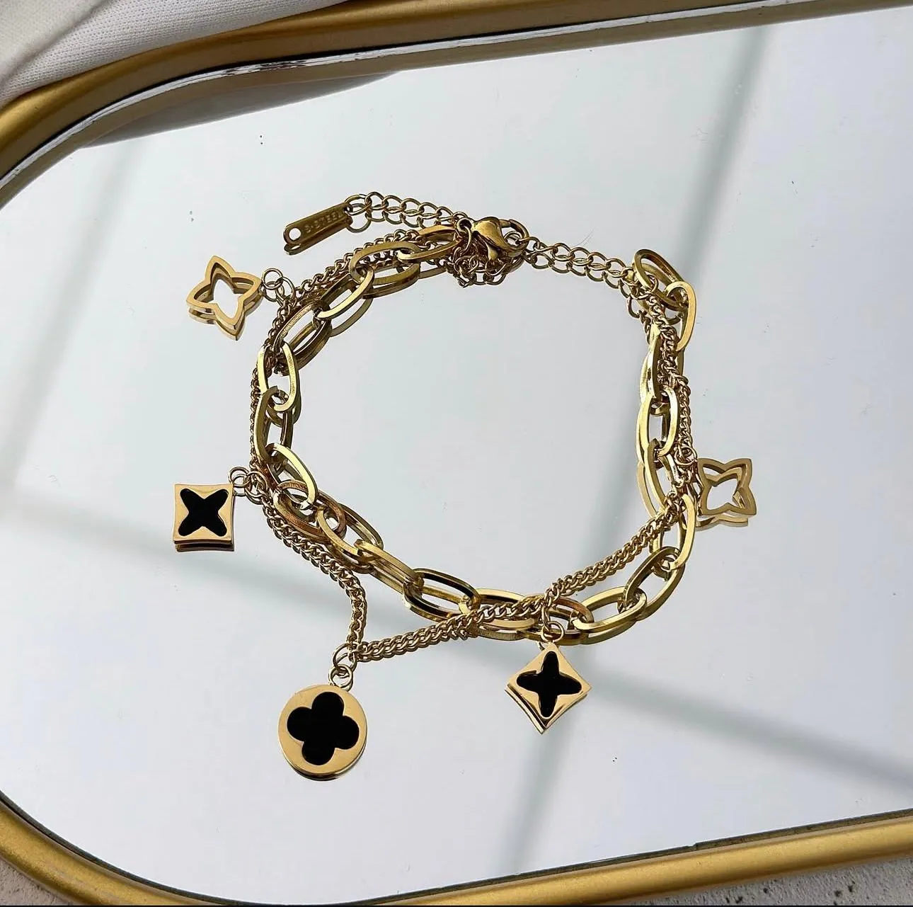 Pulseira de Aço Inoxidável Dourado com Pingentes Inspiração Virginia Preto