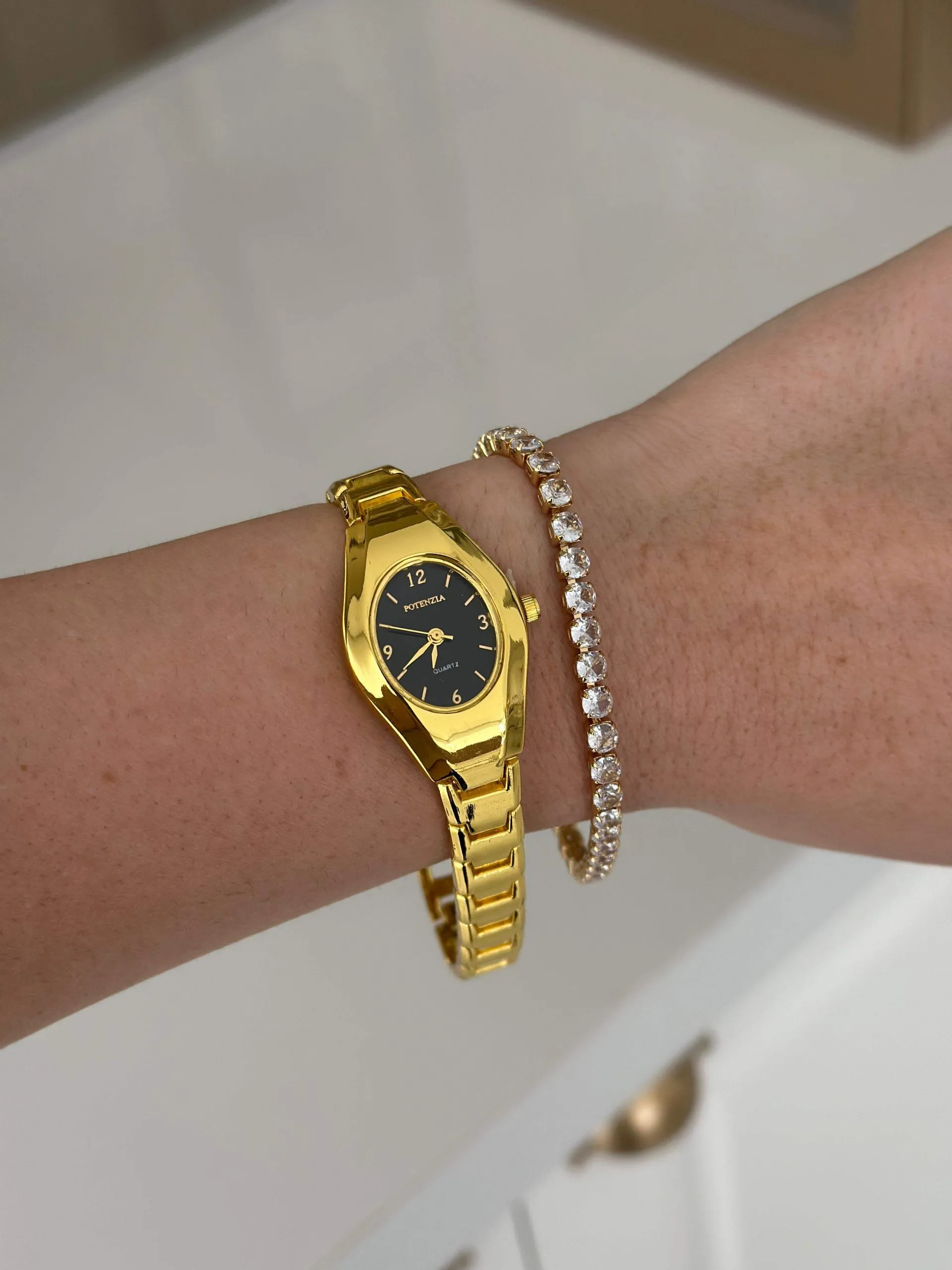 Pulseira Dourada Oval com Fundo Preto