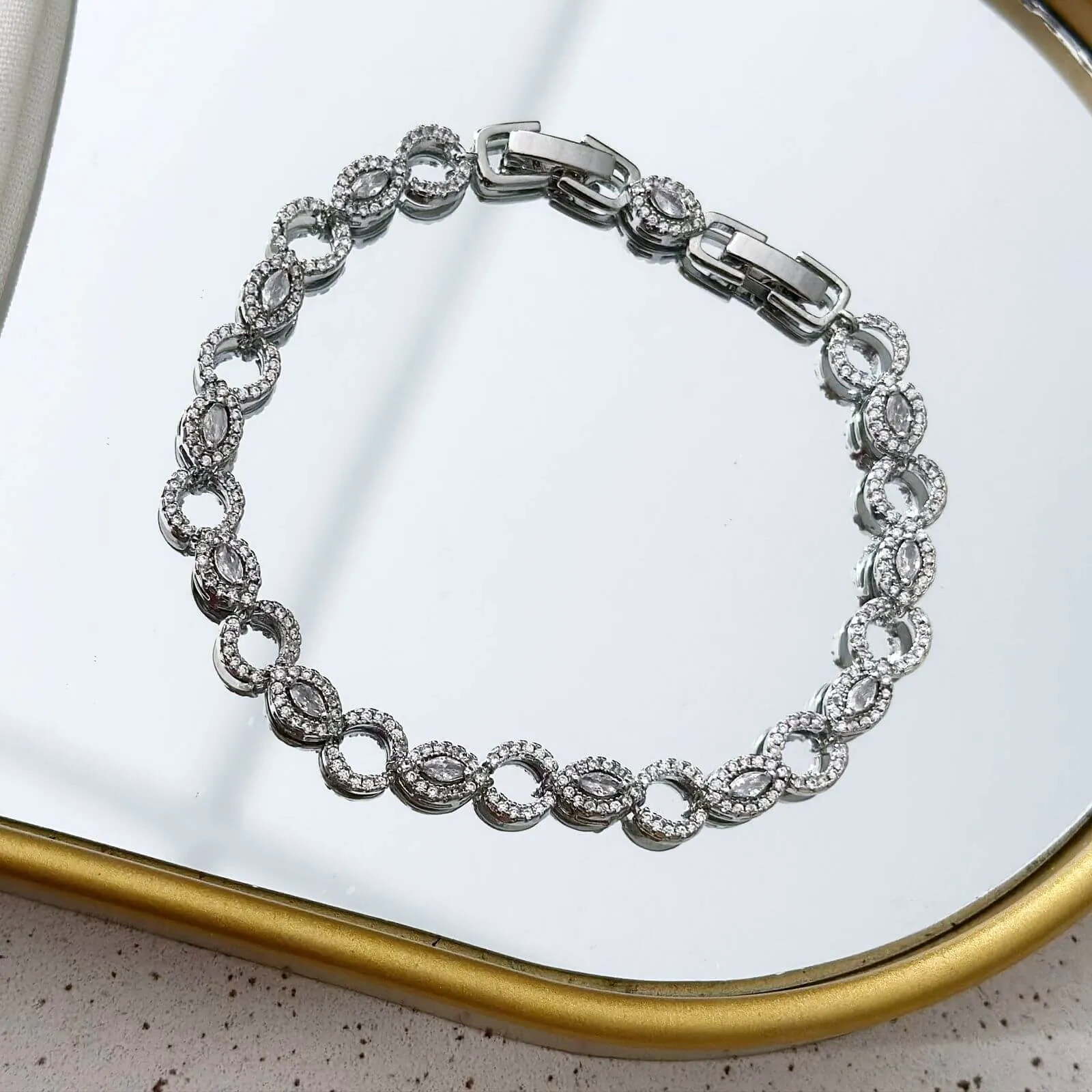 Pulseira Folheada Prata Esferas Vazadas com Zircônia